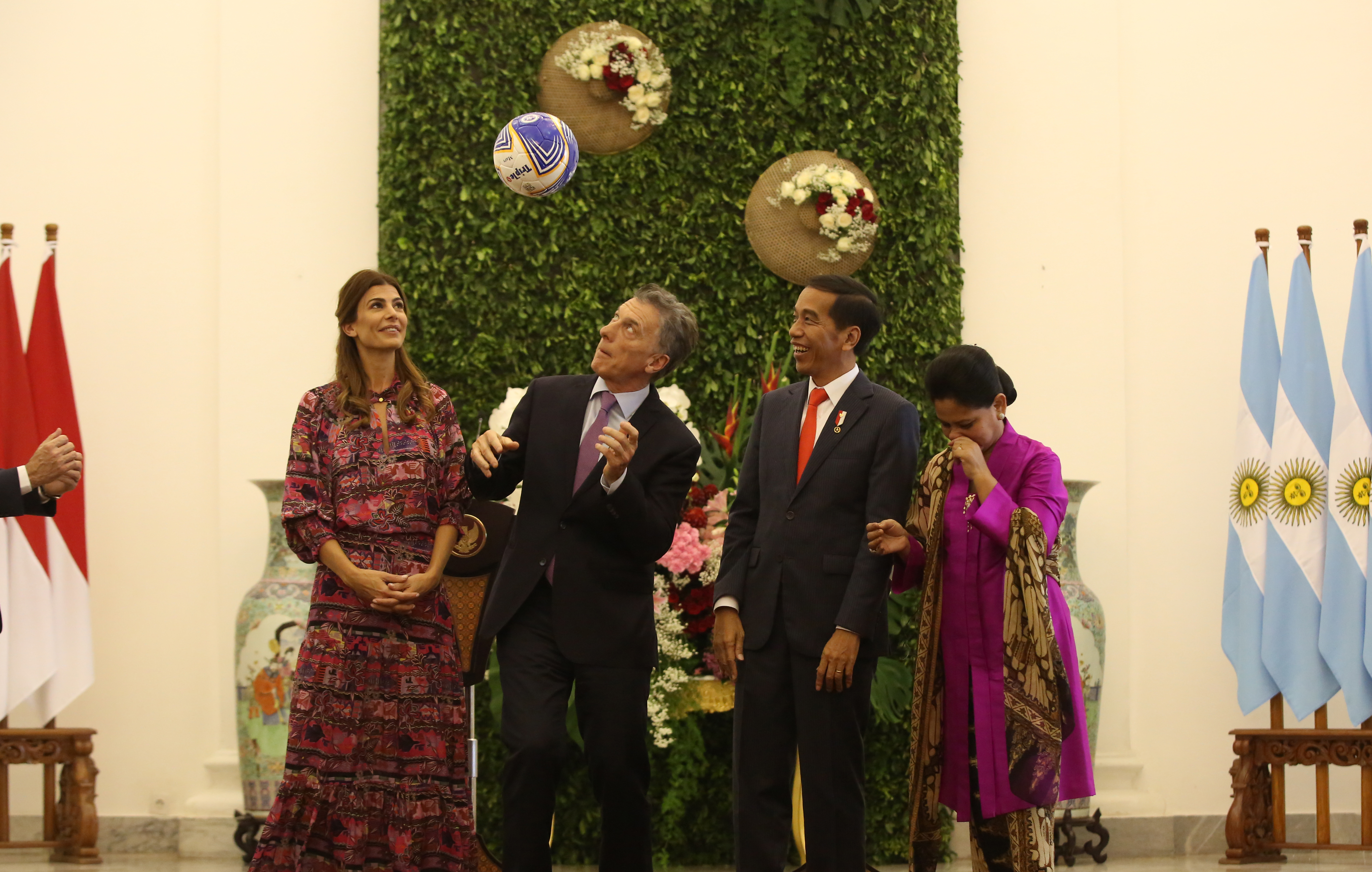 Presiden Argentina menyundul bola sepak pemberian Presiden Joko Widodo