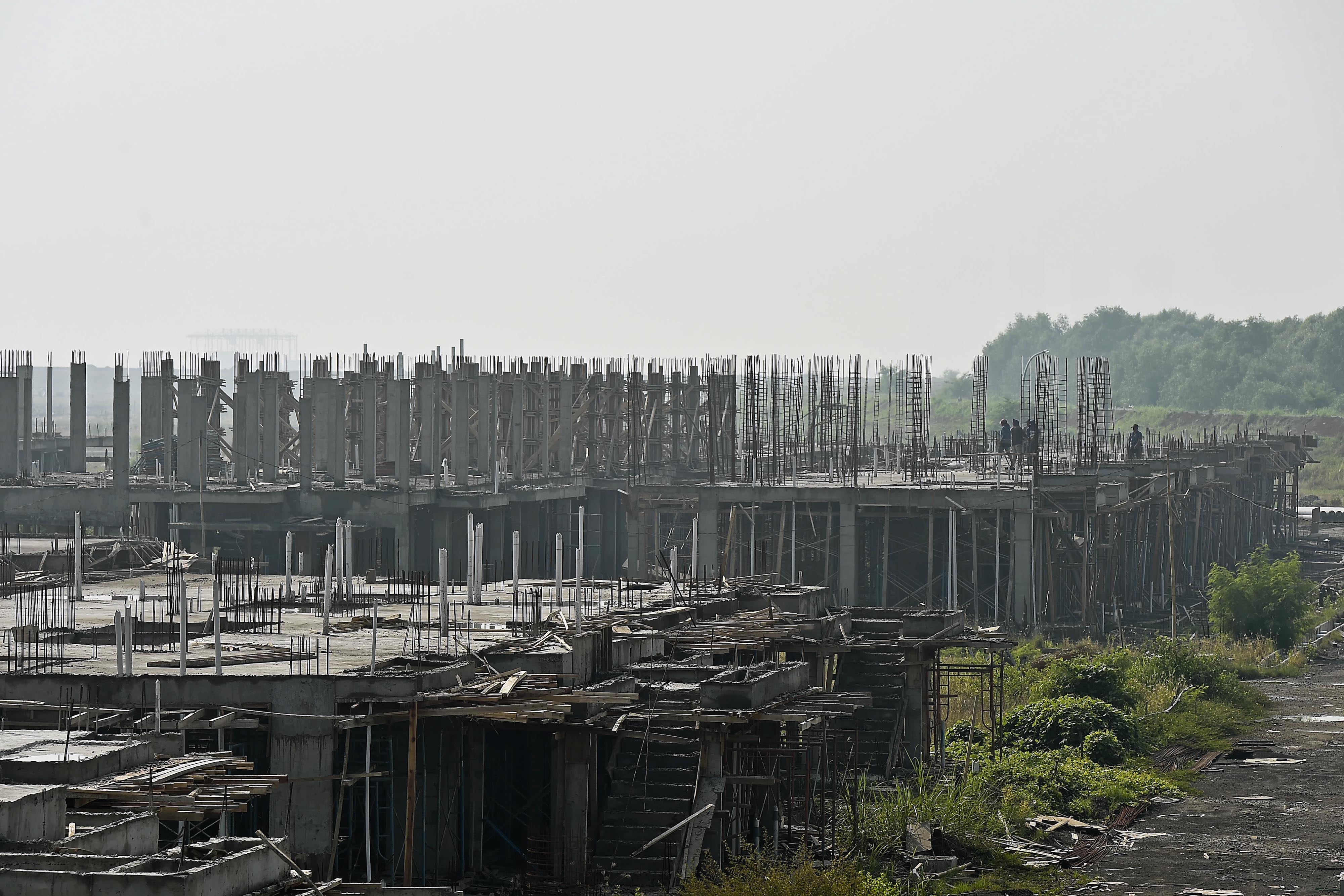 Deretan bangunan yang berada di kawasan Pulau D hasil reklamasi, di kawasan pesisir Jakarta, Senin (17/6)