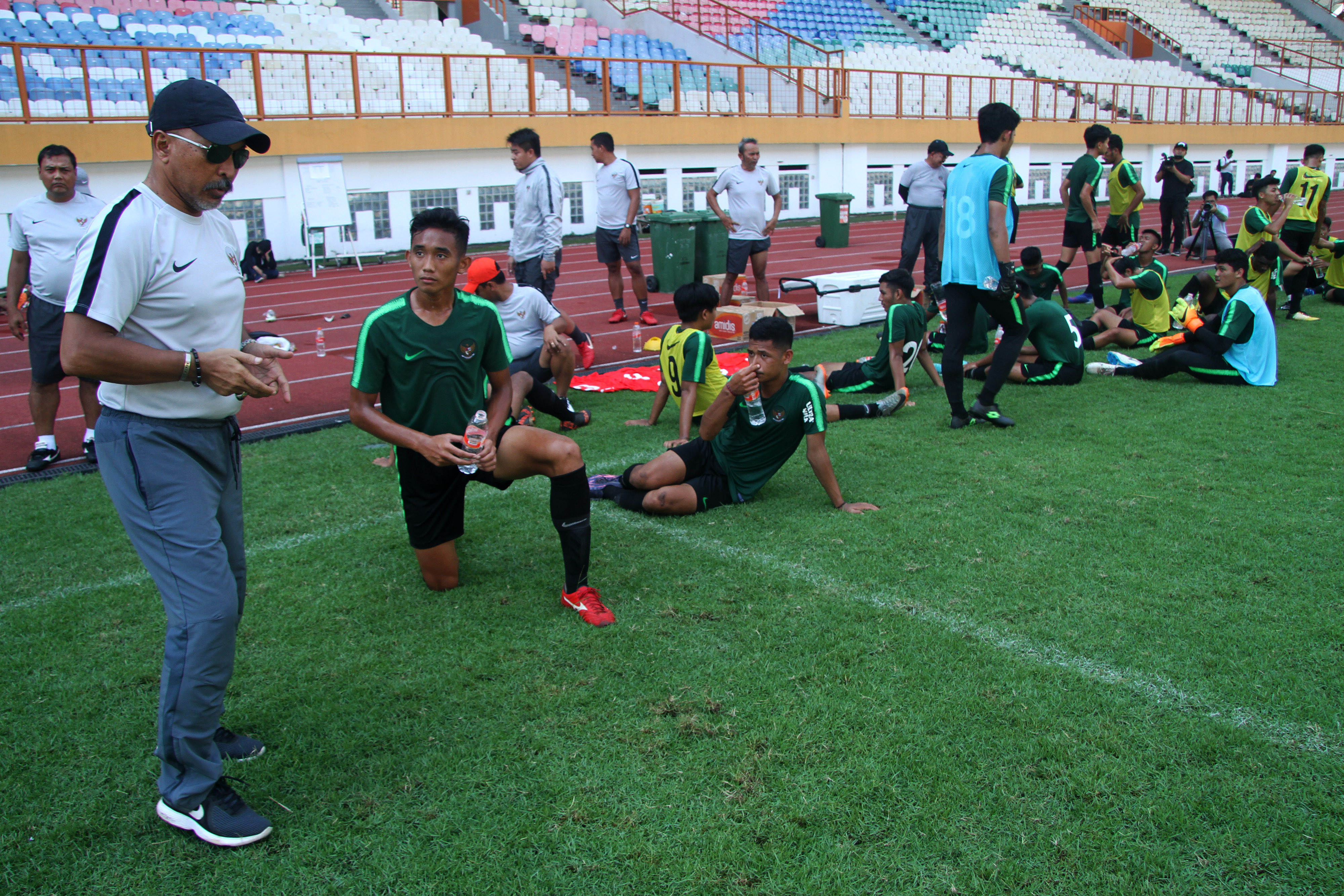 Pelatih Tim Nasional (Timnas) Indonesia U-19 Fakhri Husaini (kiri) memberikan arahan saat seleksi pesepak bola Timnas U-19.