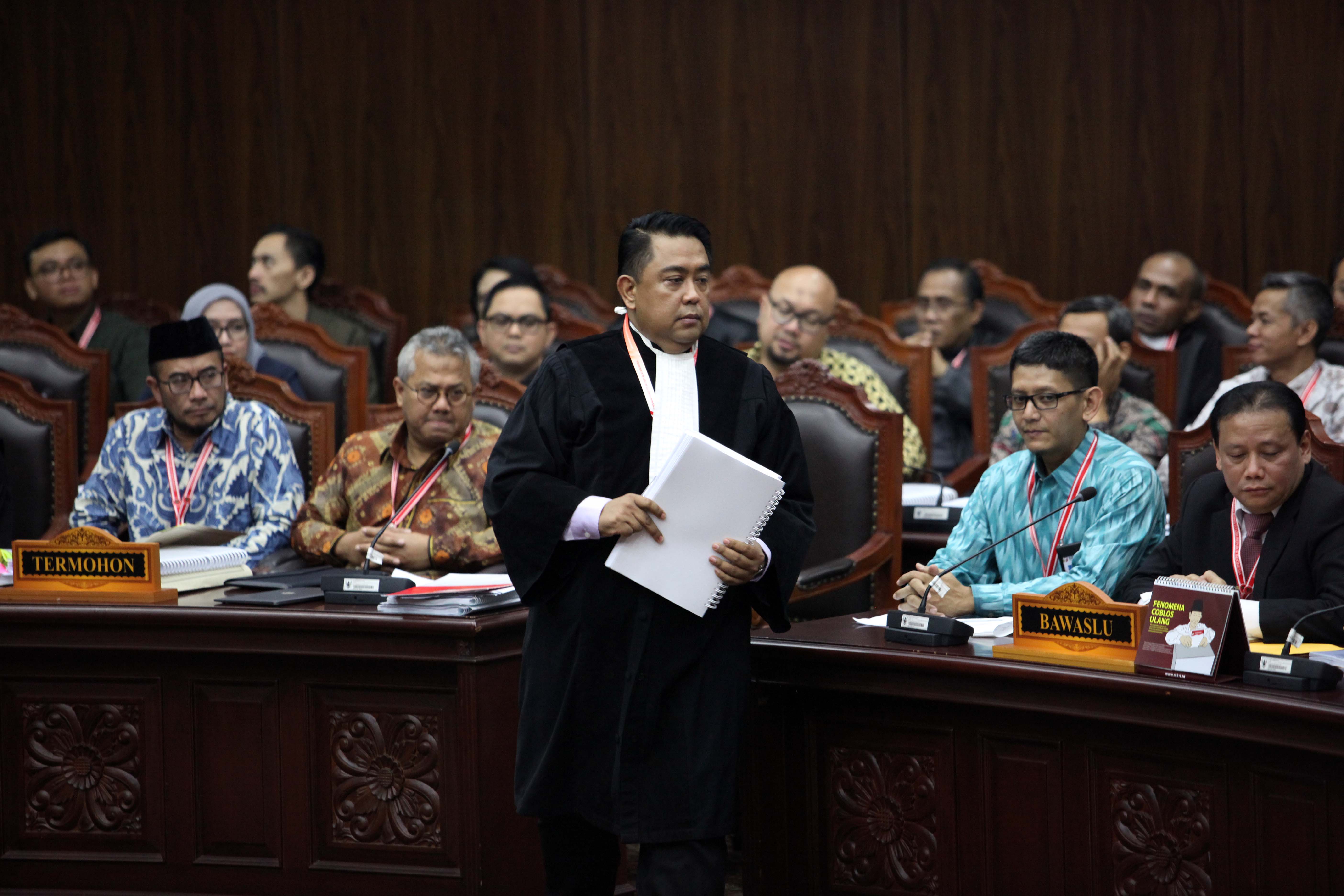 Ketua tim hukum KPU Ali Nurdin bersiap memberikan keterangan di sidang PHPU MK
