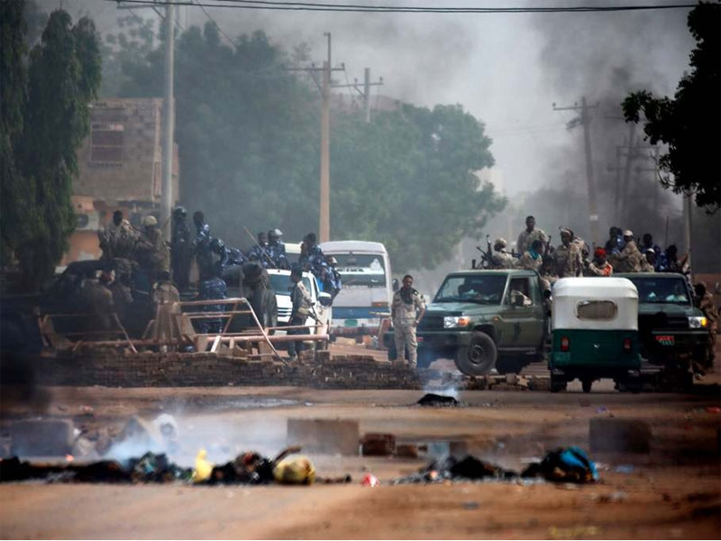 Militer Sudan berjaga mengusir pengunjuk rasa dari ibu kota.