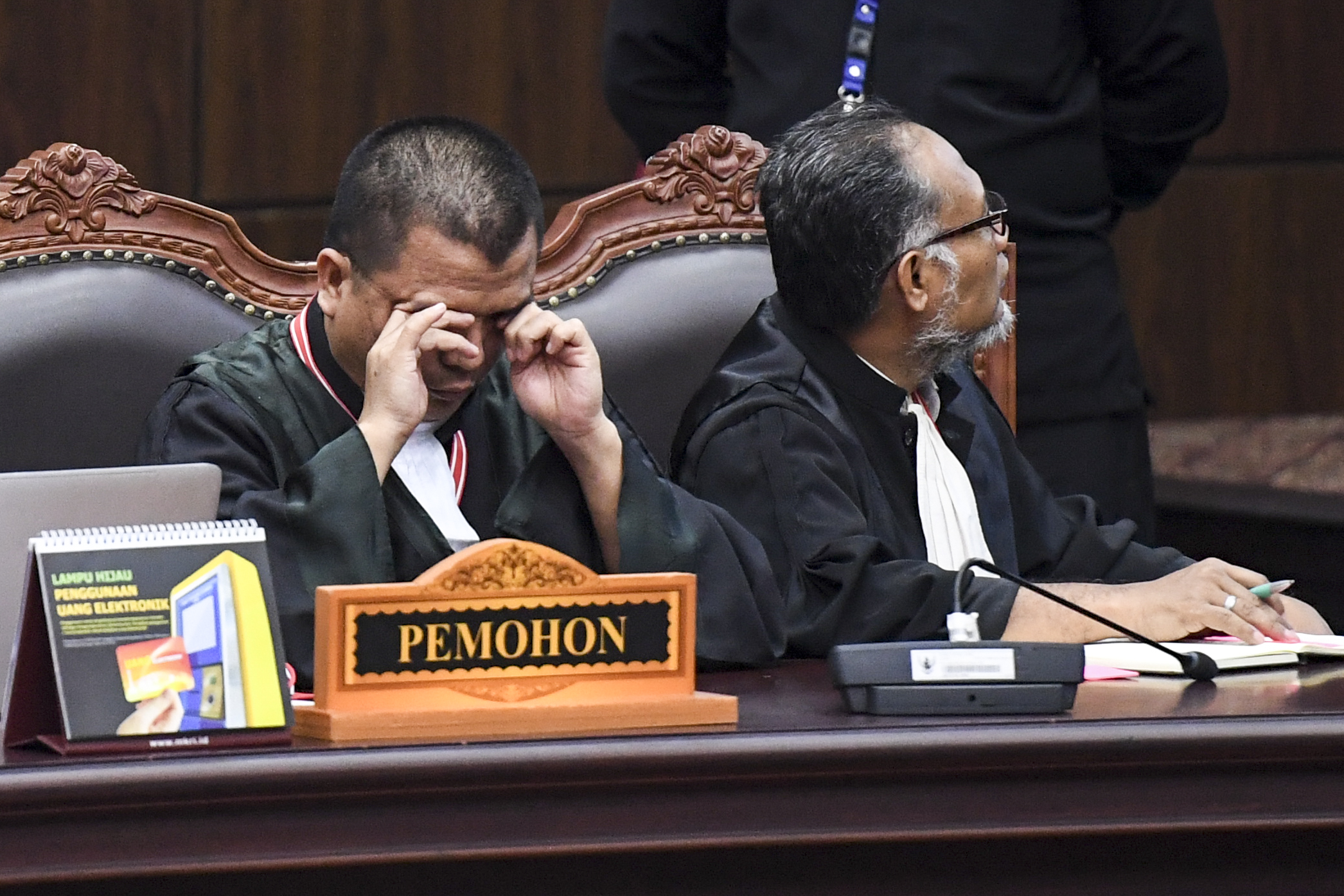  Tim kuasa hukum pasangan Calon Presiden dan Calon Wakil Presiden nomor urut 02 Denny Indrayana (kiri) dan Bambang Widjojanto (kanan)