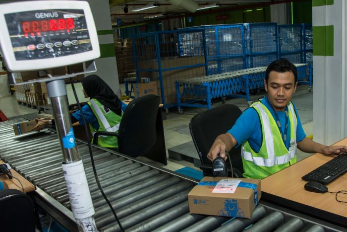 Petugas Toko daring Blibli.com sedang menscan barang