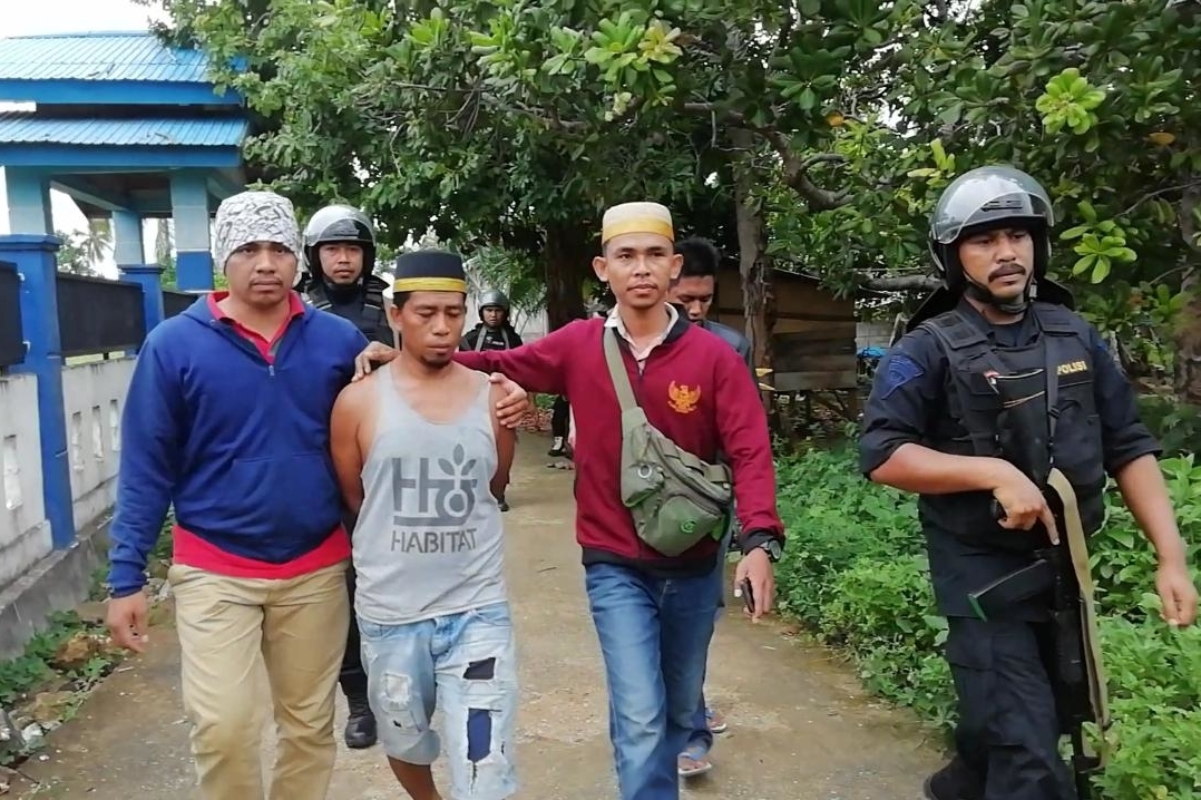 Polisi mengamankan warga yang diduga terlibat keributan di Desa Sampuabalo, Pasarwajo, Buton, Sulawesi Tenggara, Sabtu (8/6).
