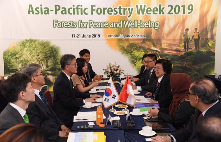 Pertemuan bilateral Menteri LHK Siti Nurbaya dengan Menteri Kehutanan Korea (Korea Forest Service/KFS), Kim Jae-Hyun.