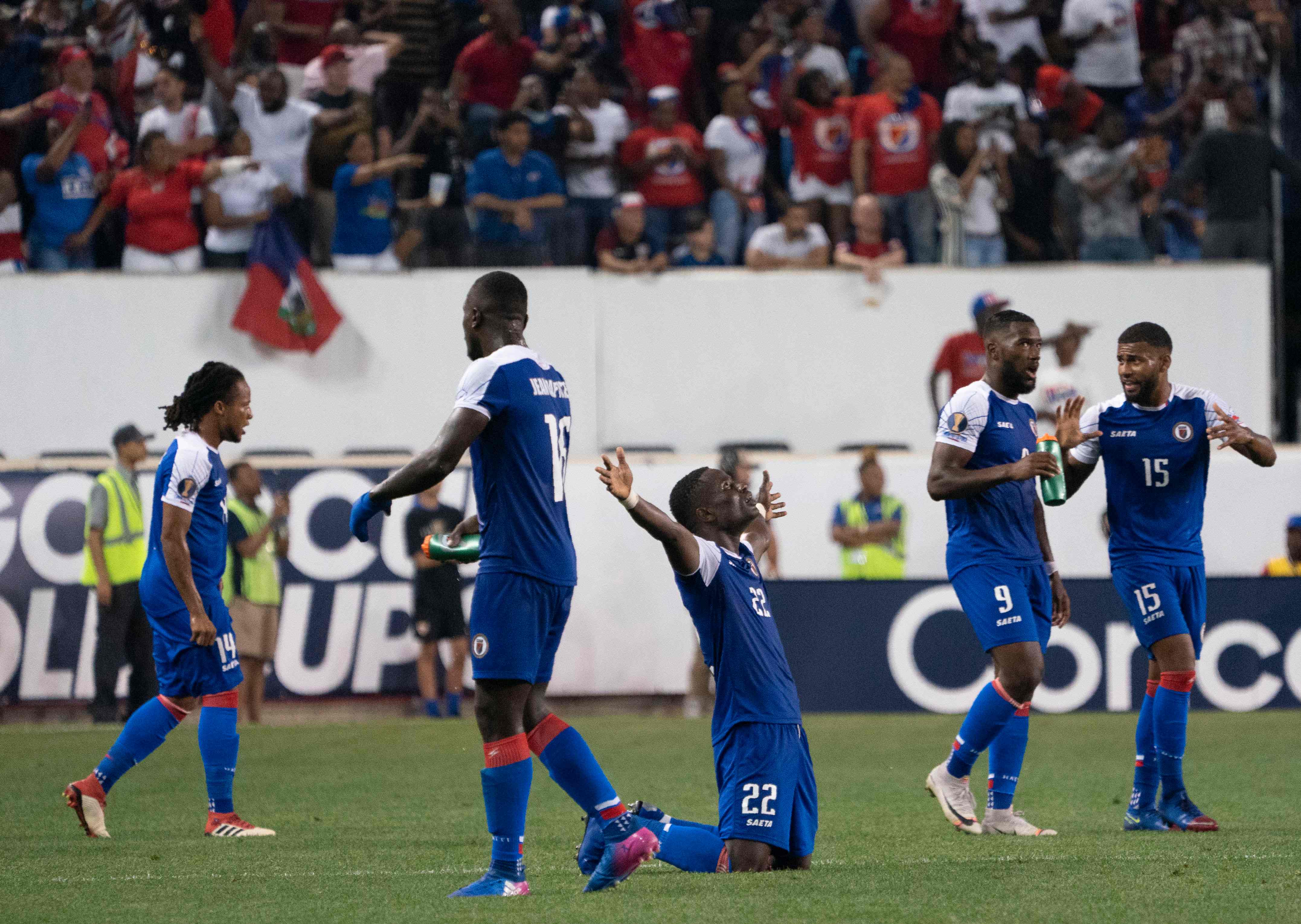 Para pemain Haiti merayakan kememangan mereka atas Kosta Rika