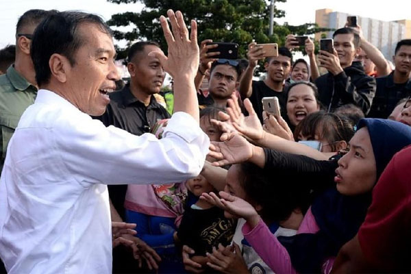 Jokowi membagikan sembako di Tambora, Jakarta Barat. (Foto: dok. Biro Pers Istana)