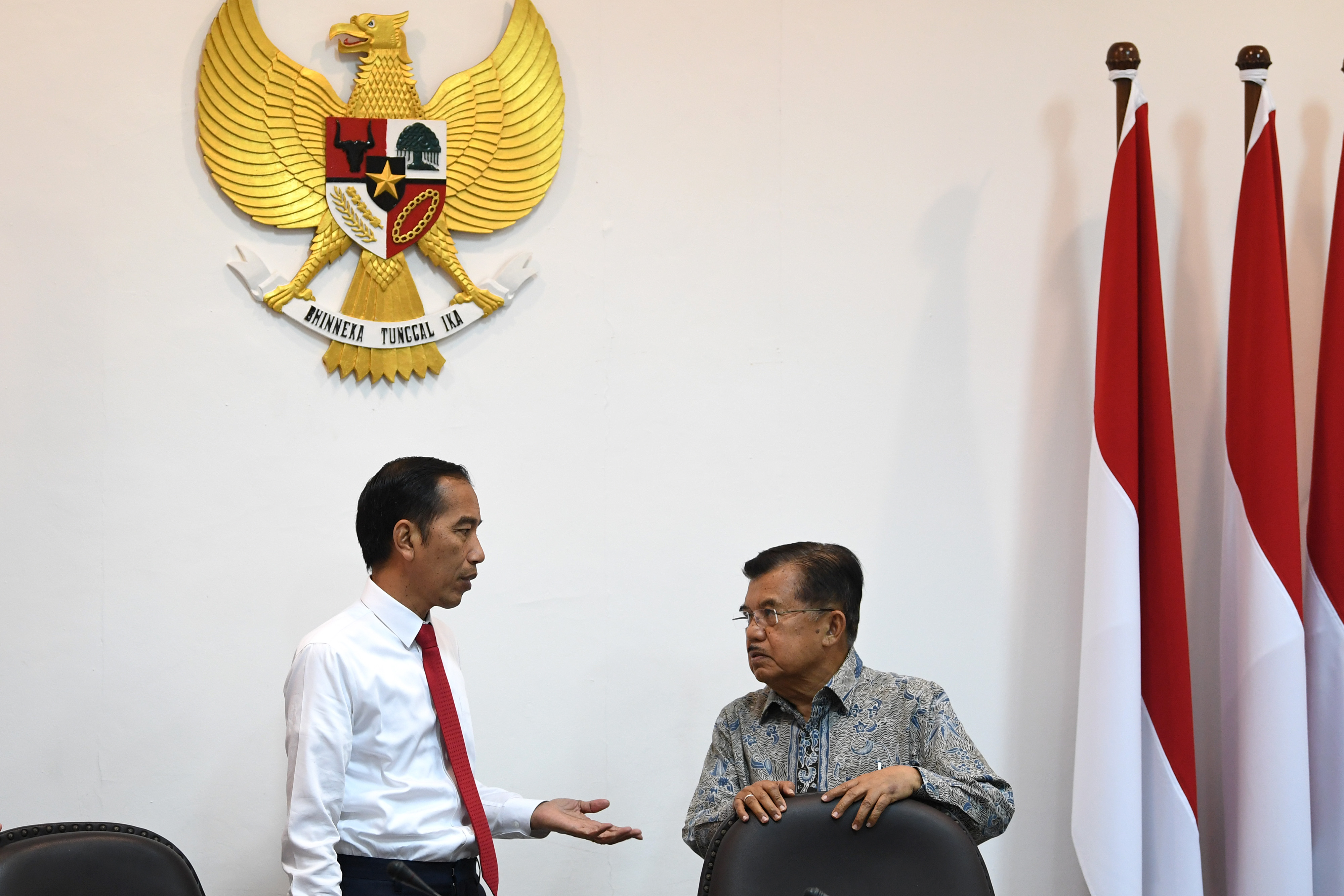 Presiden Joko Widodo (kiri) berdiskusi dengan Wakil Presiden Jusuf Kalla sebelum memimpin rapat terbatas di Kantor Presiden