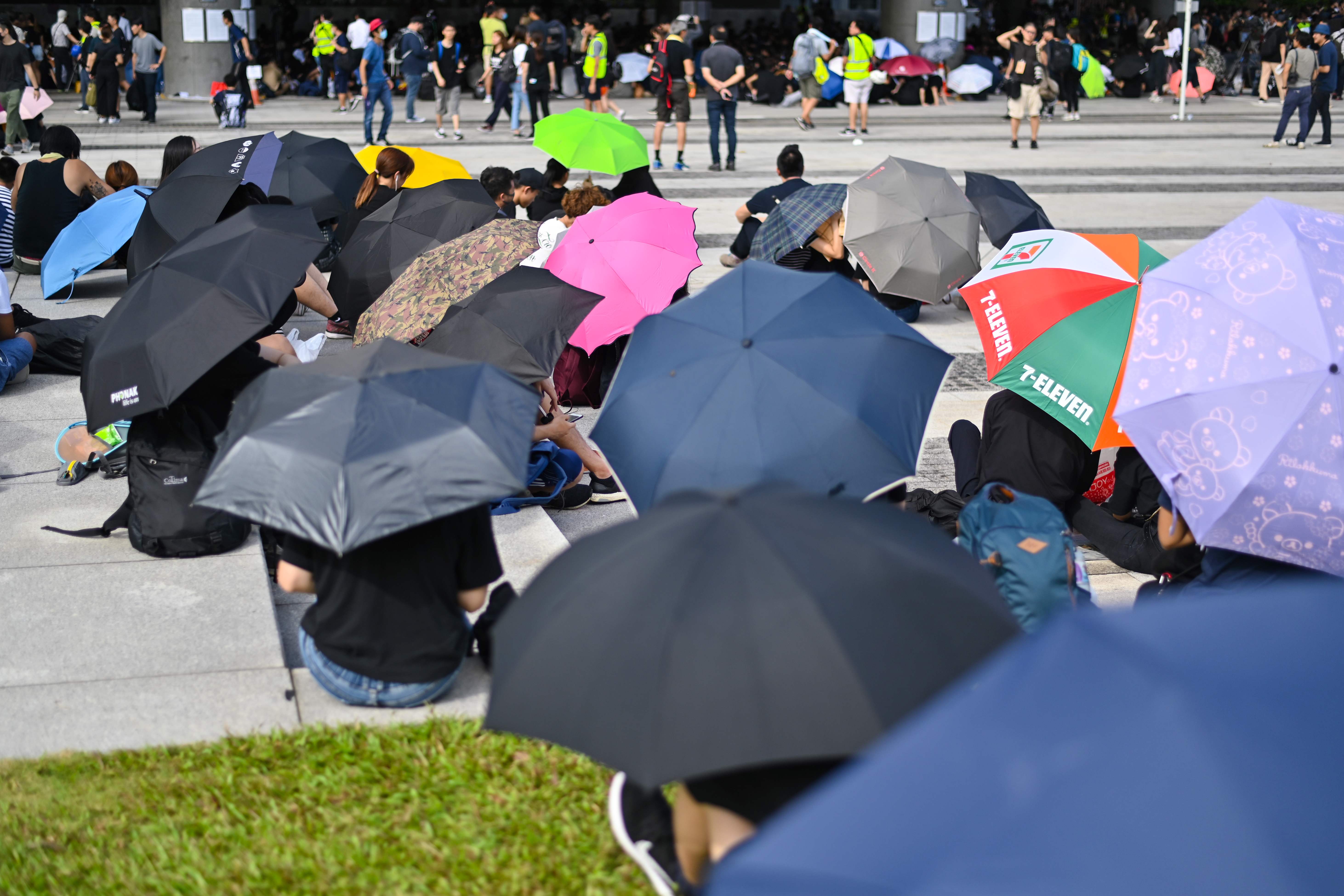 Demonstran mulai berkumpul di kompleks kantor pemerintah di Hong Kong