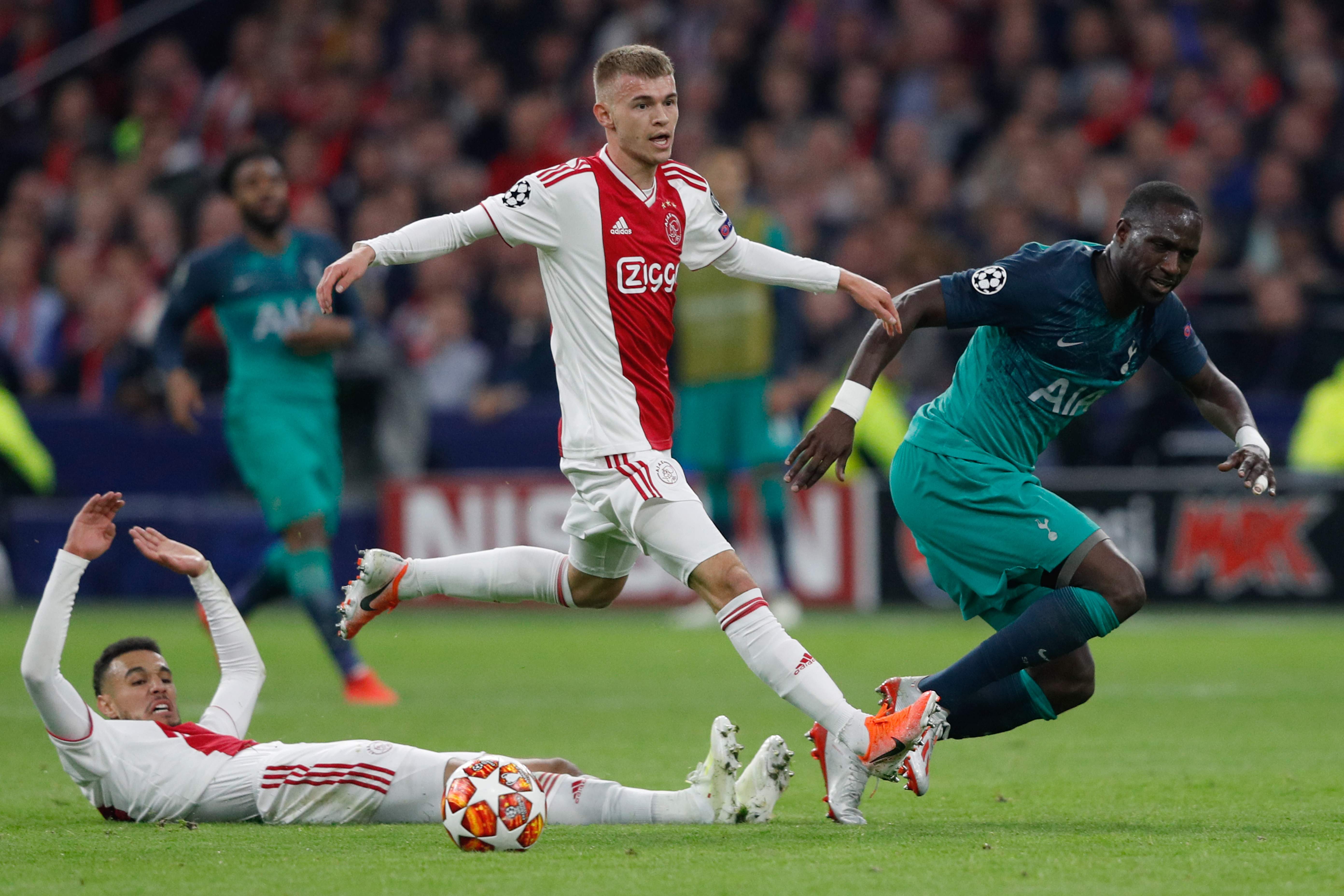 Daley Sinkgraven (tengah)