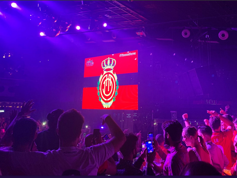 Para pendukung Mallorca merayakan keberhasilan tim mereka meraih promosi ke La Liga