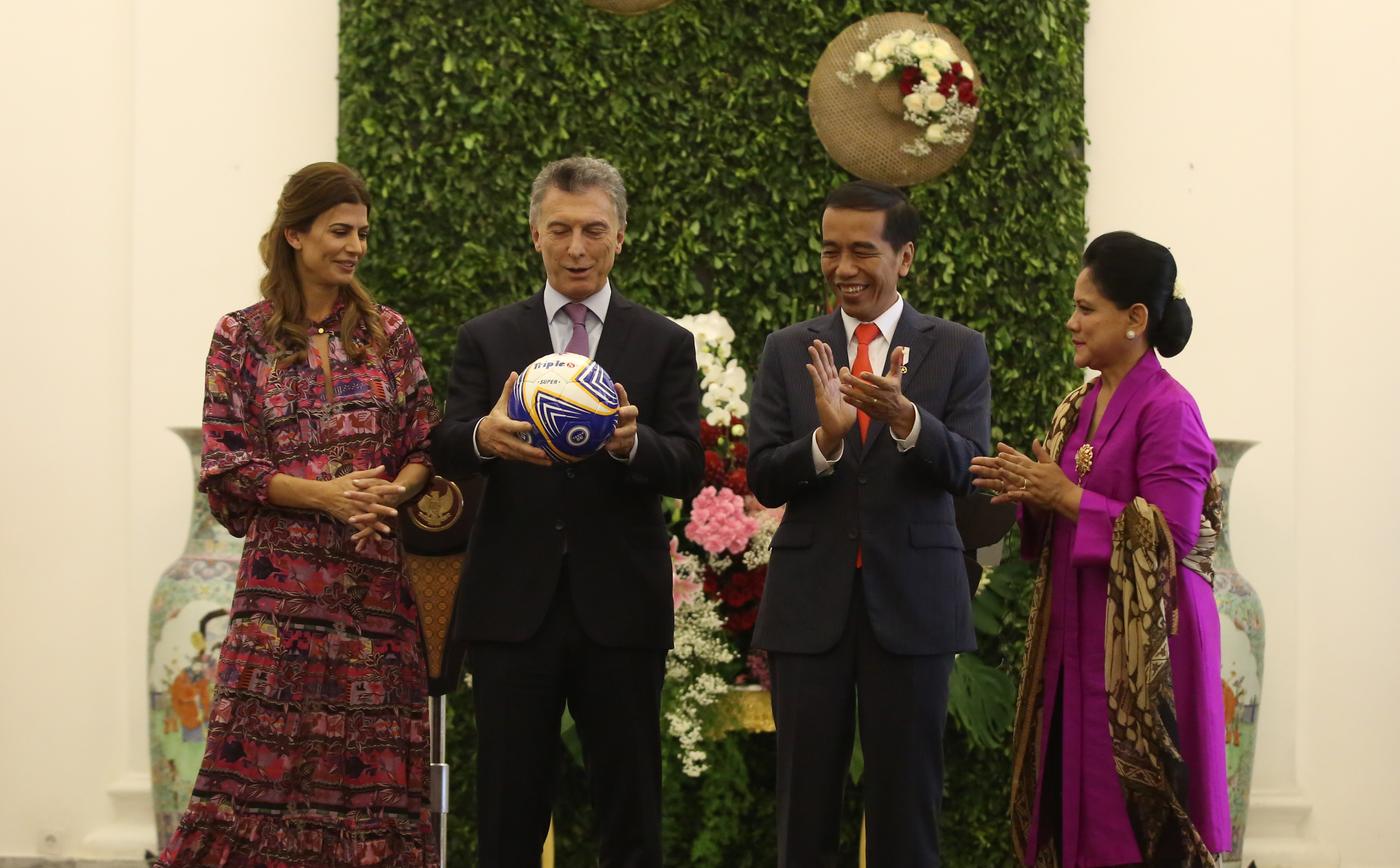 Presiden Jokowi bertukar cinderamata dengan Presiden Macri