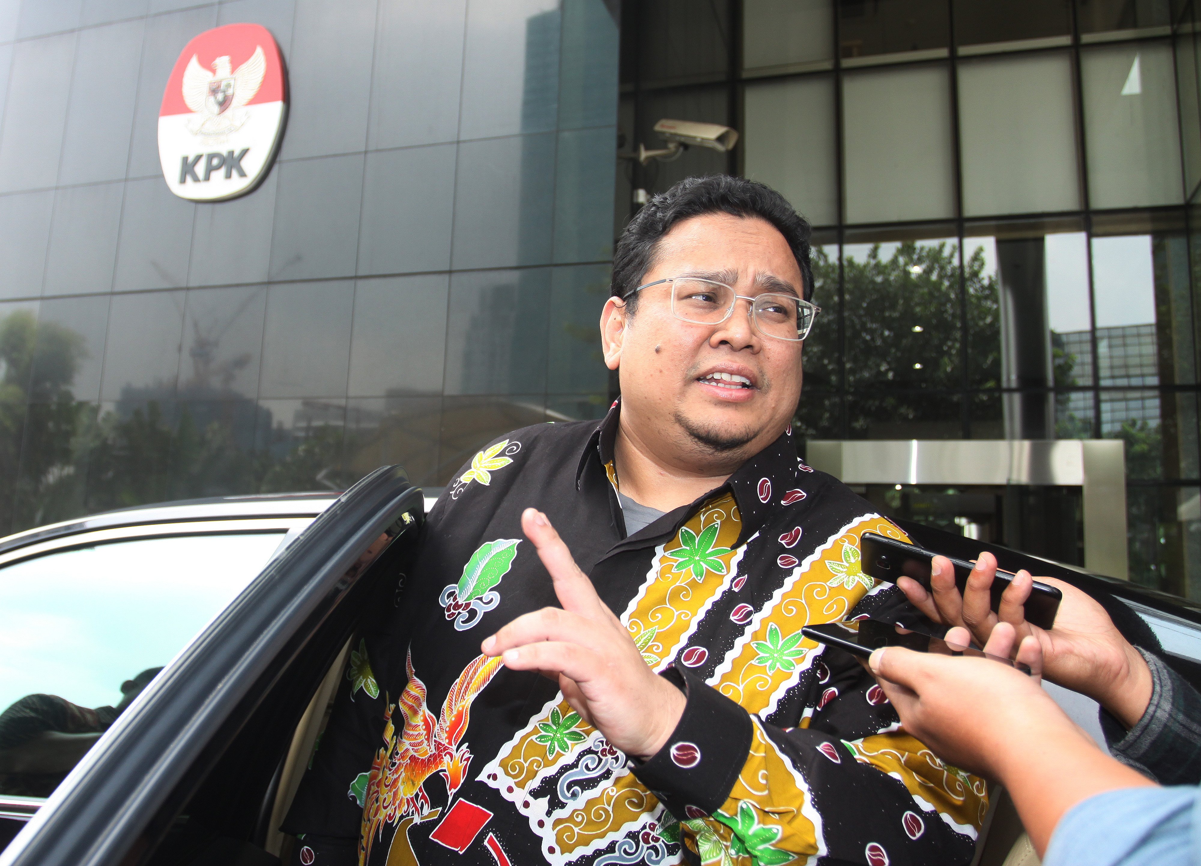 Anggota Bawaslu Rahmat Bagja (tengah) menjawab pertanyaan wartawan usai memberikan keterangan pers di Gedung KPK, Jakarta, Rabu (27/3/2019).