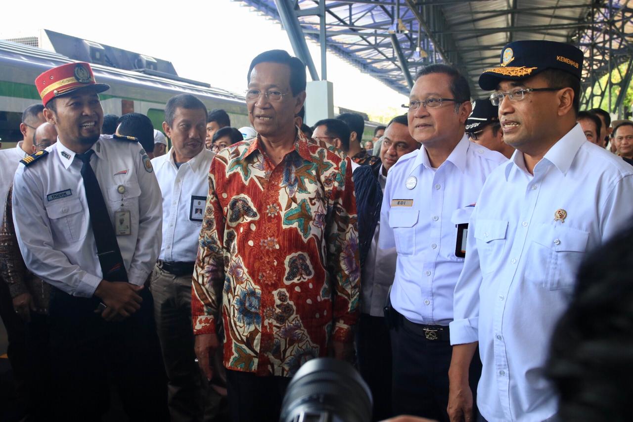 Sri Sultan Hamengku Buwono X (tengah berpakaian batik)