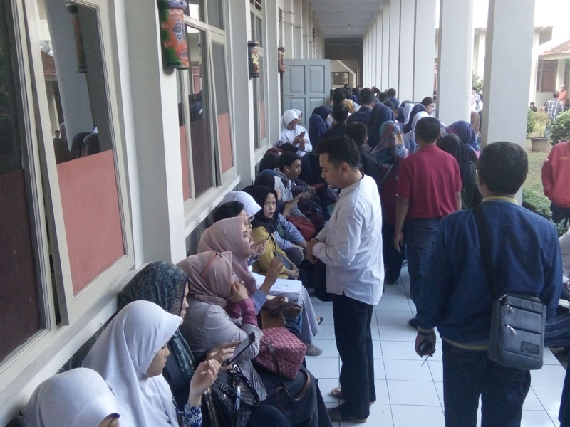 Penerimaan PPDB di SMANegeri 2 Tasikmalaya dipenuhi orang tua siswa hingga sempat mengalamikericuhan karena nomer antrian dibatasi.