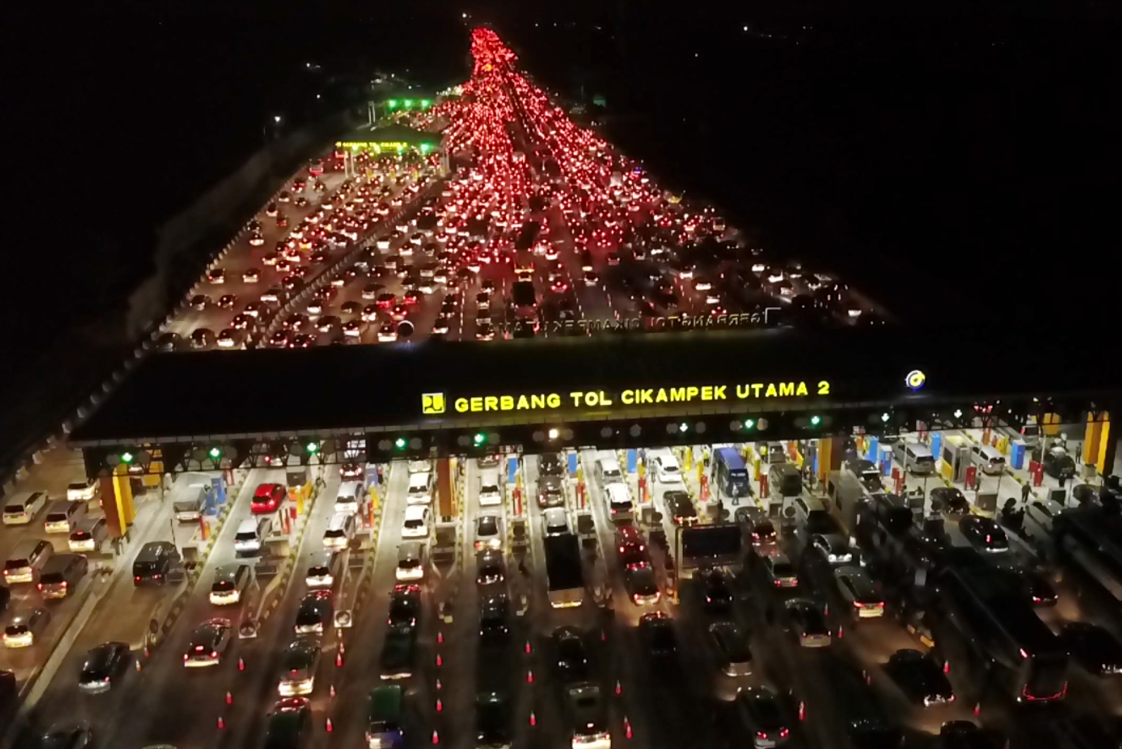 Kendaraan pemudik terjebak macet di Gerbang Tol Cikampek Utama, Jawa Barat, Minggu (9/6).