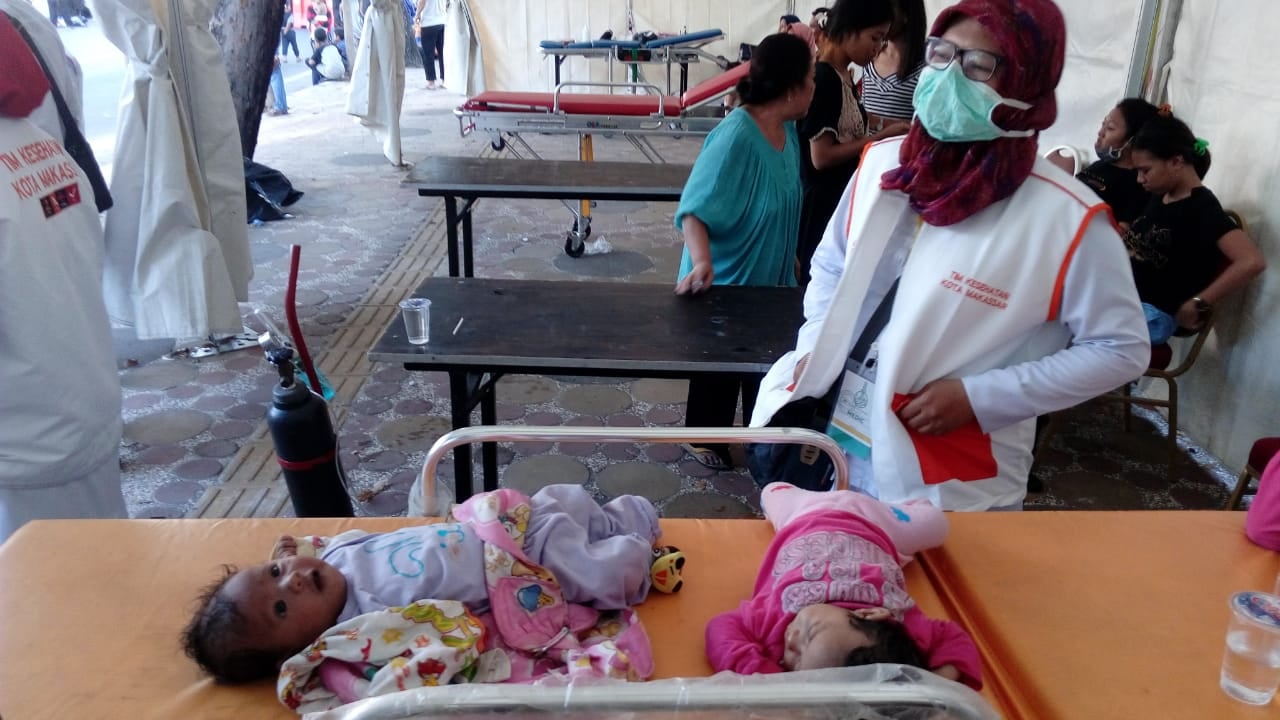 Membludagnya antrean open house di rumah Jusuf Kalla di Kota Makassar, tidak sedikit warga pingsan. Termasuk dua bayi yang dirawat petugas. 