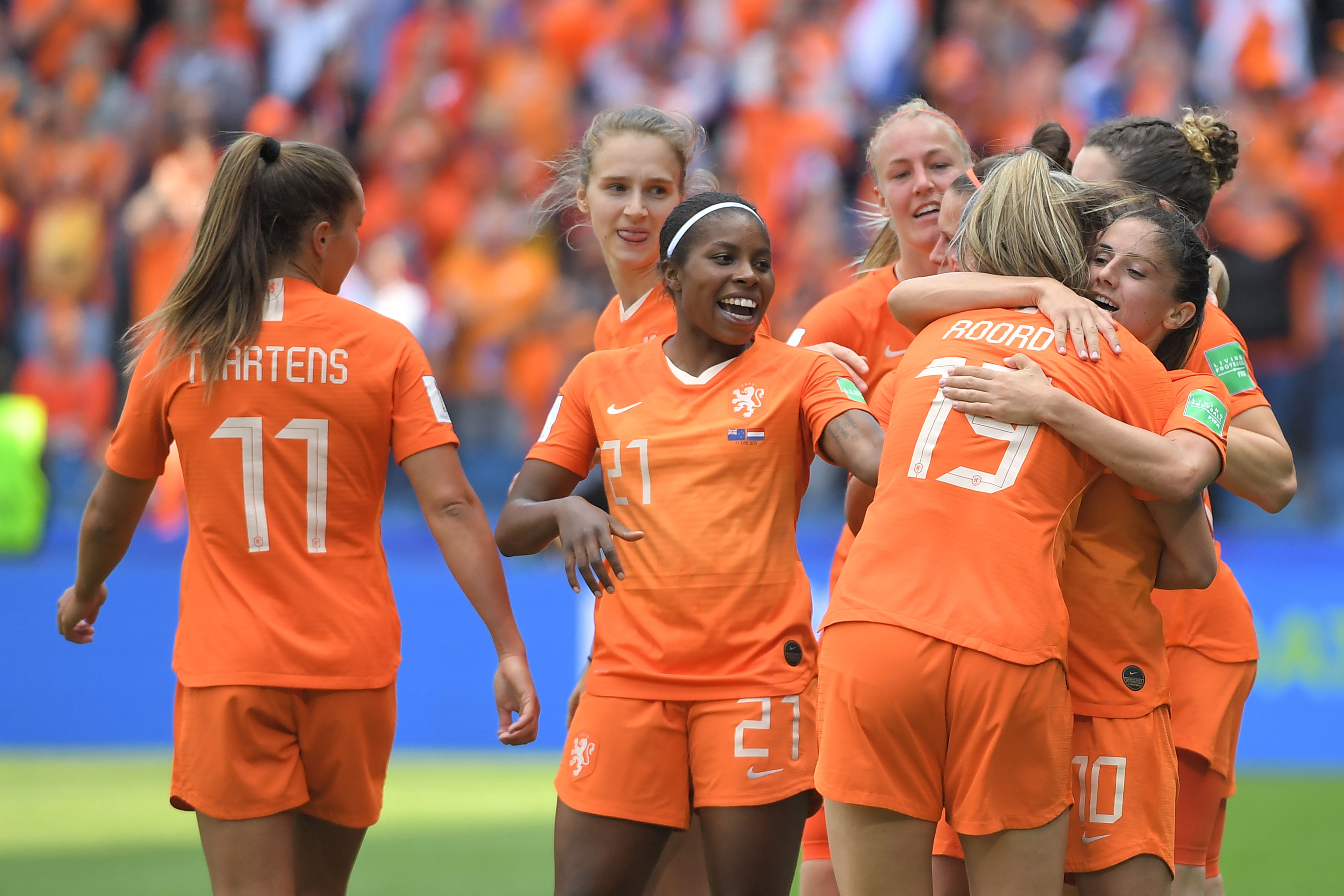 Para pemain Belanda merayatakan gol kemenangan mereka ke gawang Selandia Baru yang dicetak Jill Roord (19).