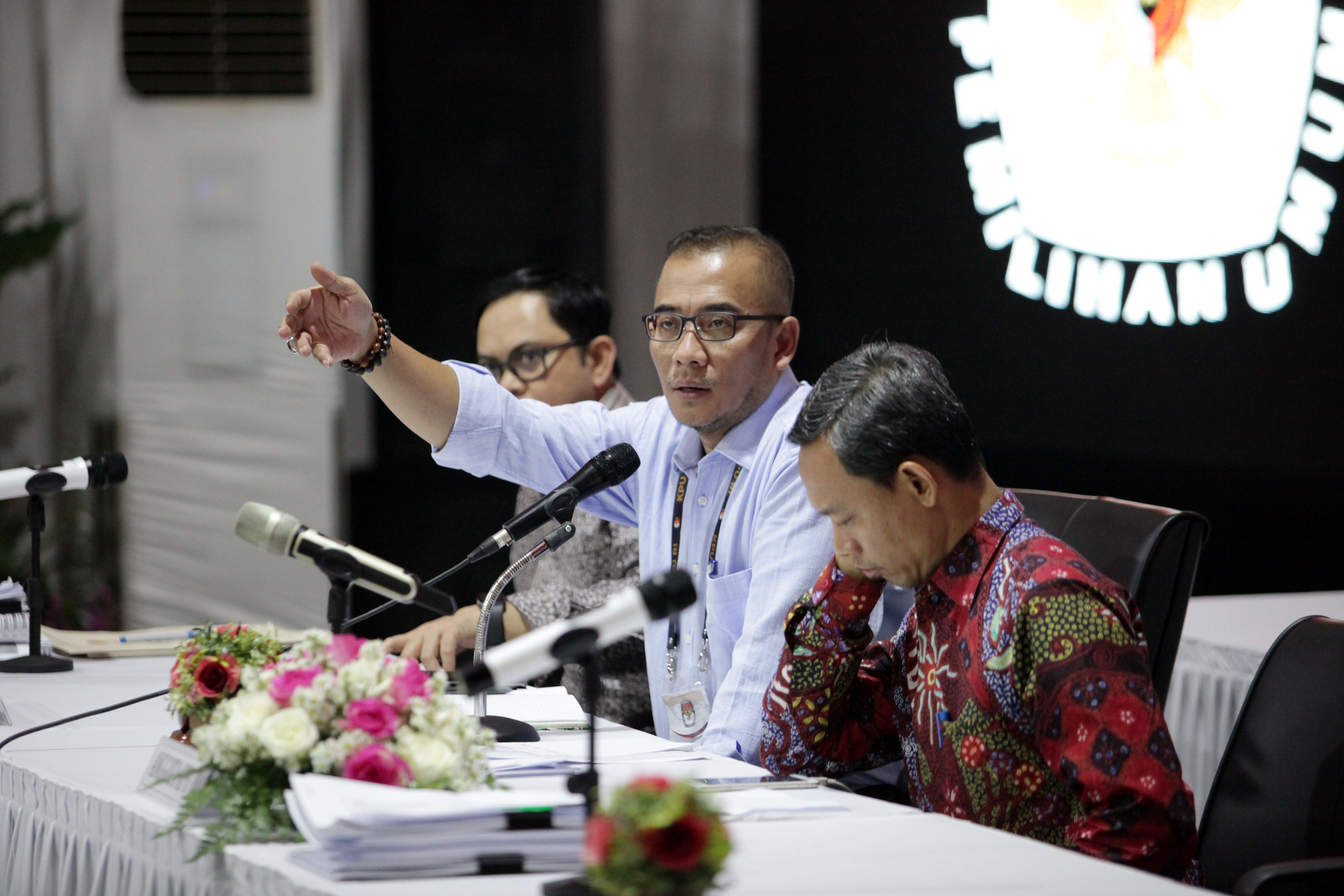 Komisioner KPU Hasyim Asyhari (tengah) bersama Pramono Ubaid Tanthowi (kanan).