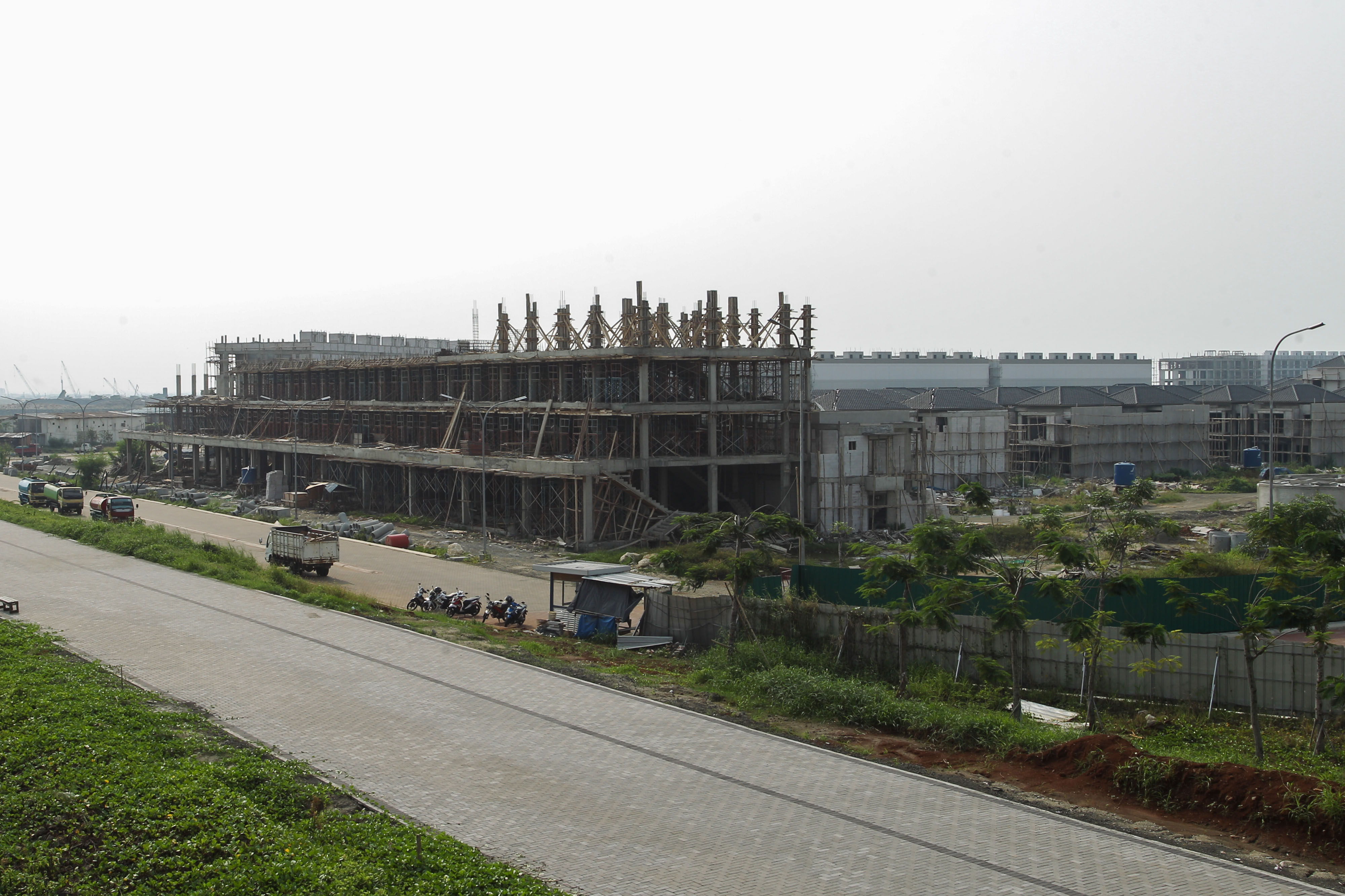 Bangunan mangkrak di Pulau D, salah satu pulau di lahan reklamasi