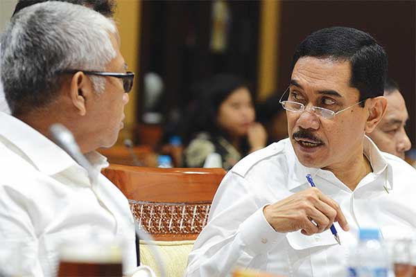 Kepala Badan Nasional Penanggulangan Terorisme (BNPT) Komjen Suhardi Alius (kanan) mengikuti rapat dengar pendapat dengan Komisi III DPR di 