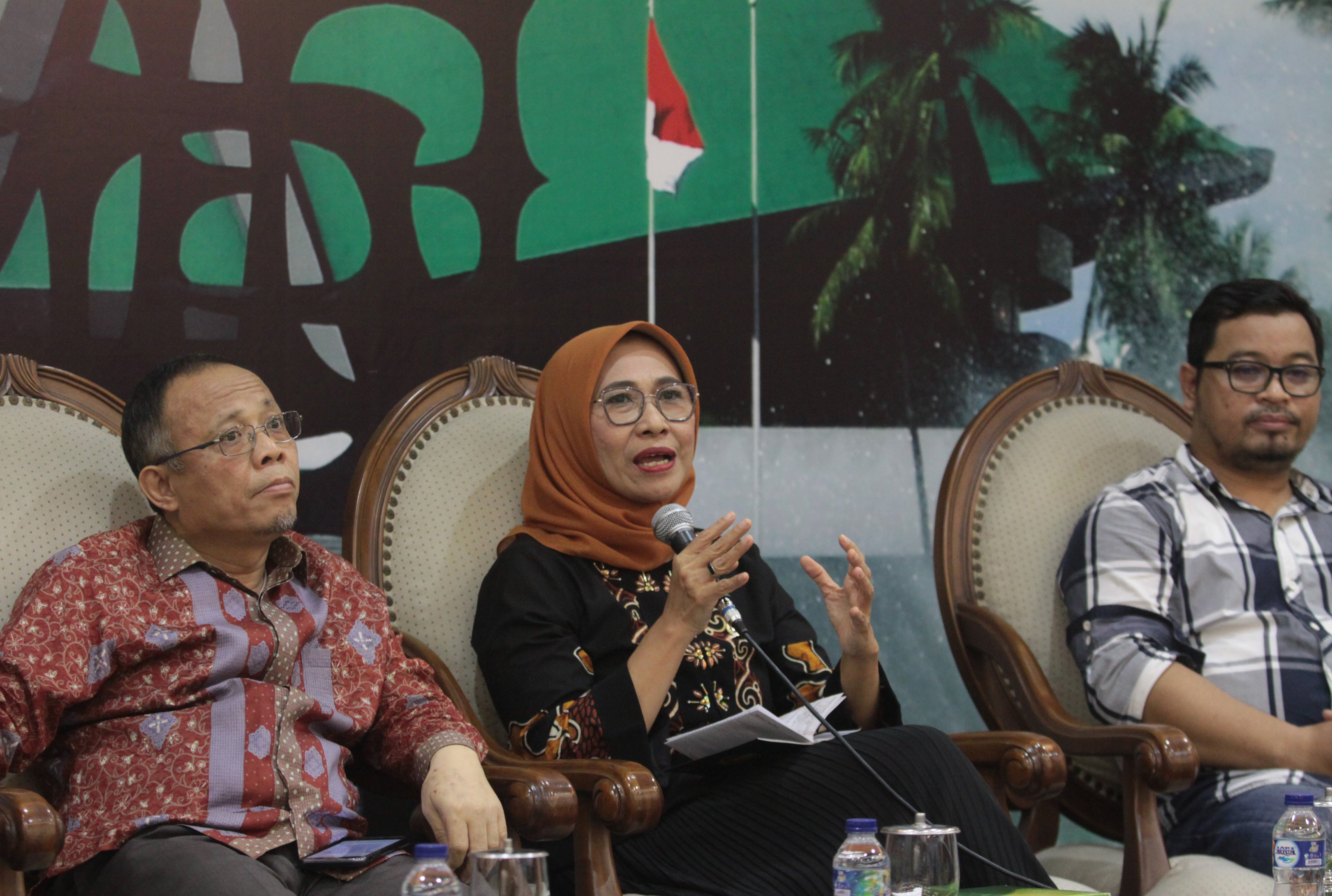 Fraksi Golkar Hetifah Sjaifudian (tengah) 