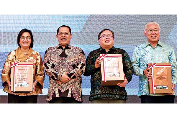 Menteri Keuangan Sri Mulyani, anggota II BPK Agus Joko Pramono, Menteri PPN/Kepala Bappenas Bambang Brodjonegoro, dan Menteri Perdagangan En