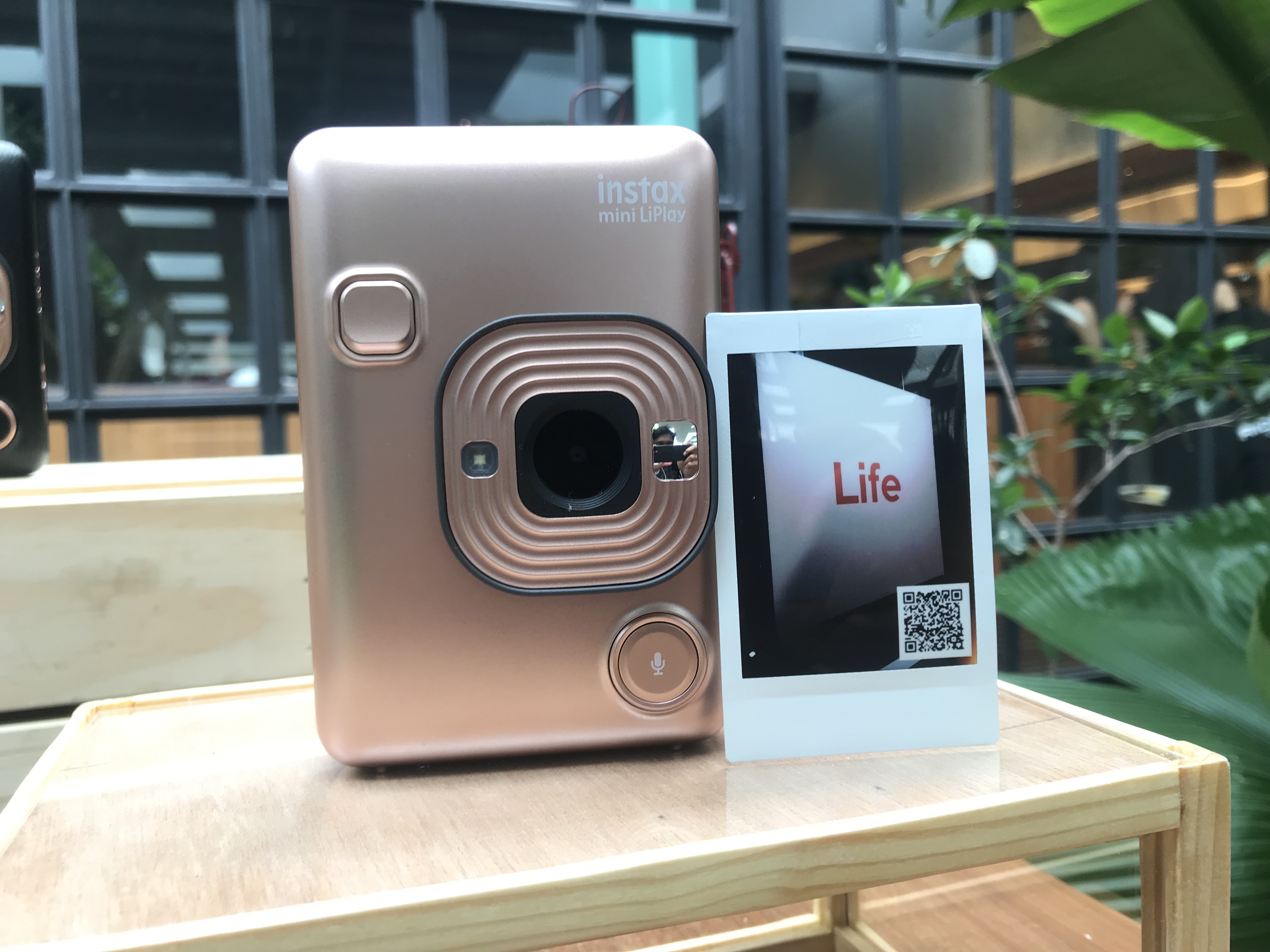 Instax mini LiPlay yang bisa menghadirkan suara di foto tercetak dalam bentuk QR Code