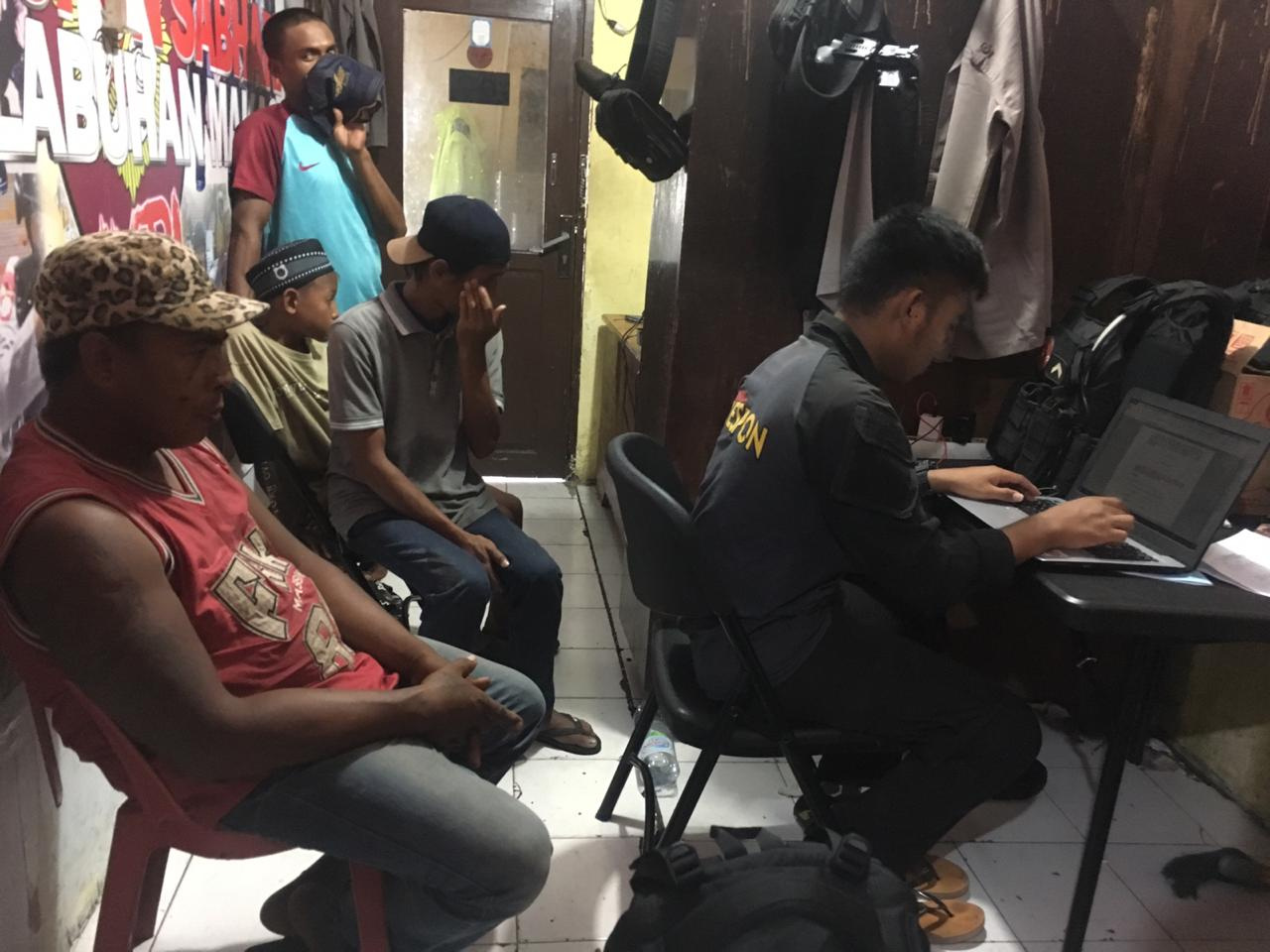 Aparat Kepolisian menerima laporan, jika terjadi pemalakan oleh juru parkir liar di sekitar Pasar Butung Makassar. 