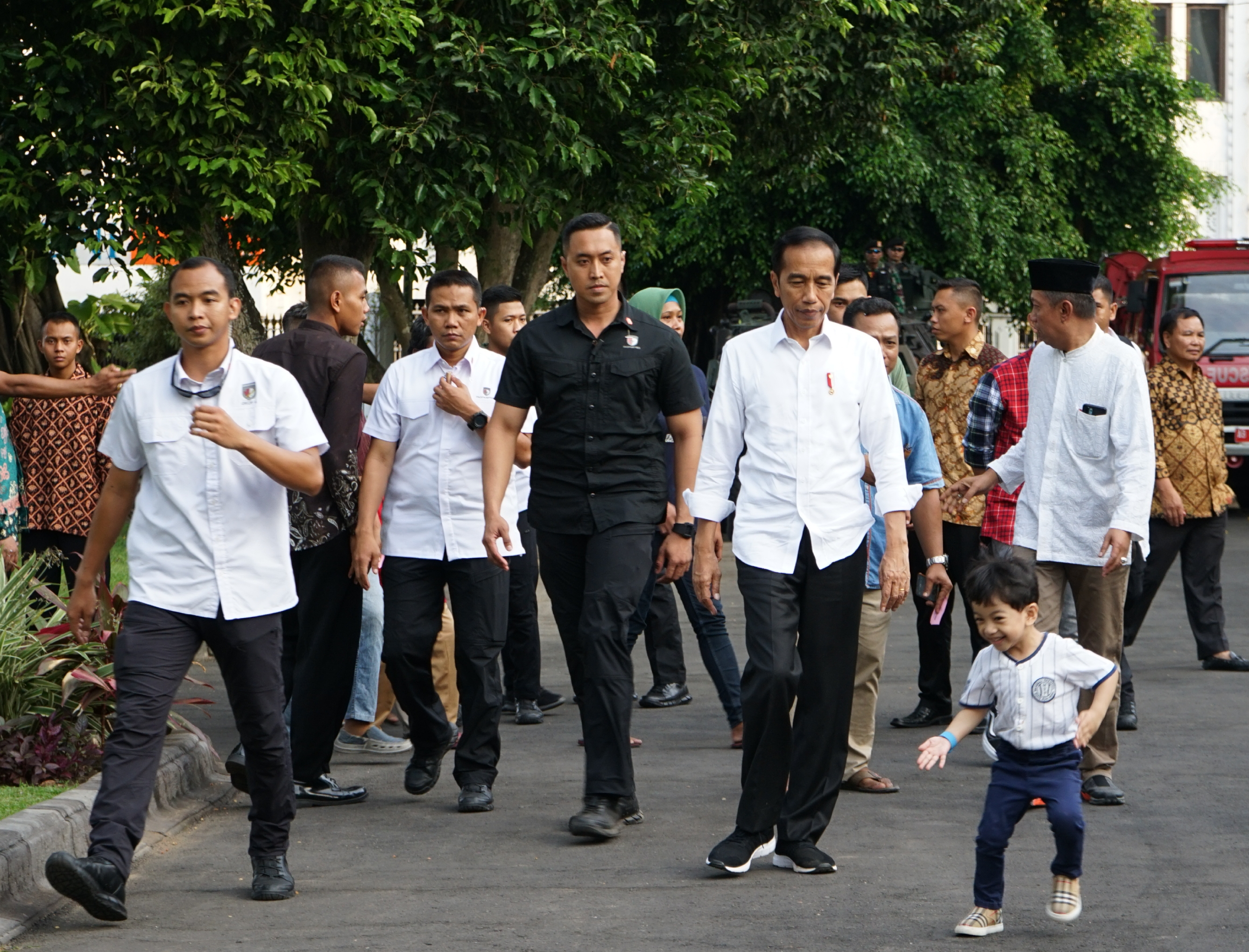 Presiden RI Joko Widodo (ketiga kanan) bersama cucunya Jan Ethes (kanan) saat mengunjungi Gedung Agung Yogyakarta, Kamis (6/6).