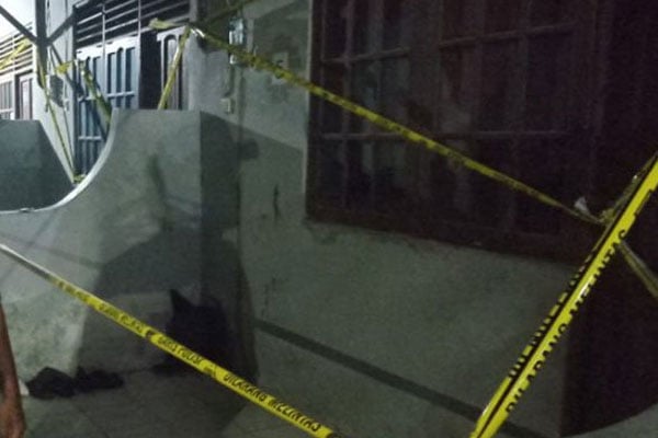 garis polisi terhadap dua pintu kamar barak yang diduga sebagai tempat persembunyian terduga teroris, Senin (10/6/19) . 