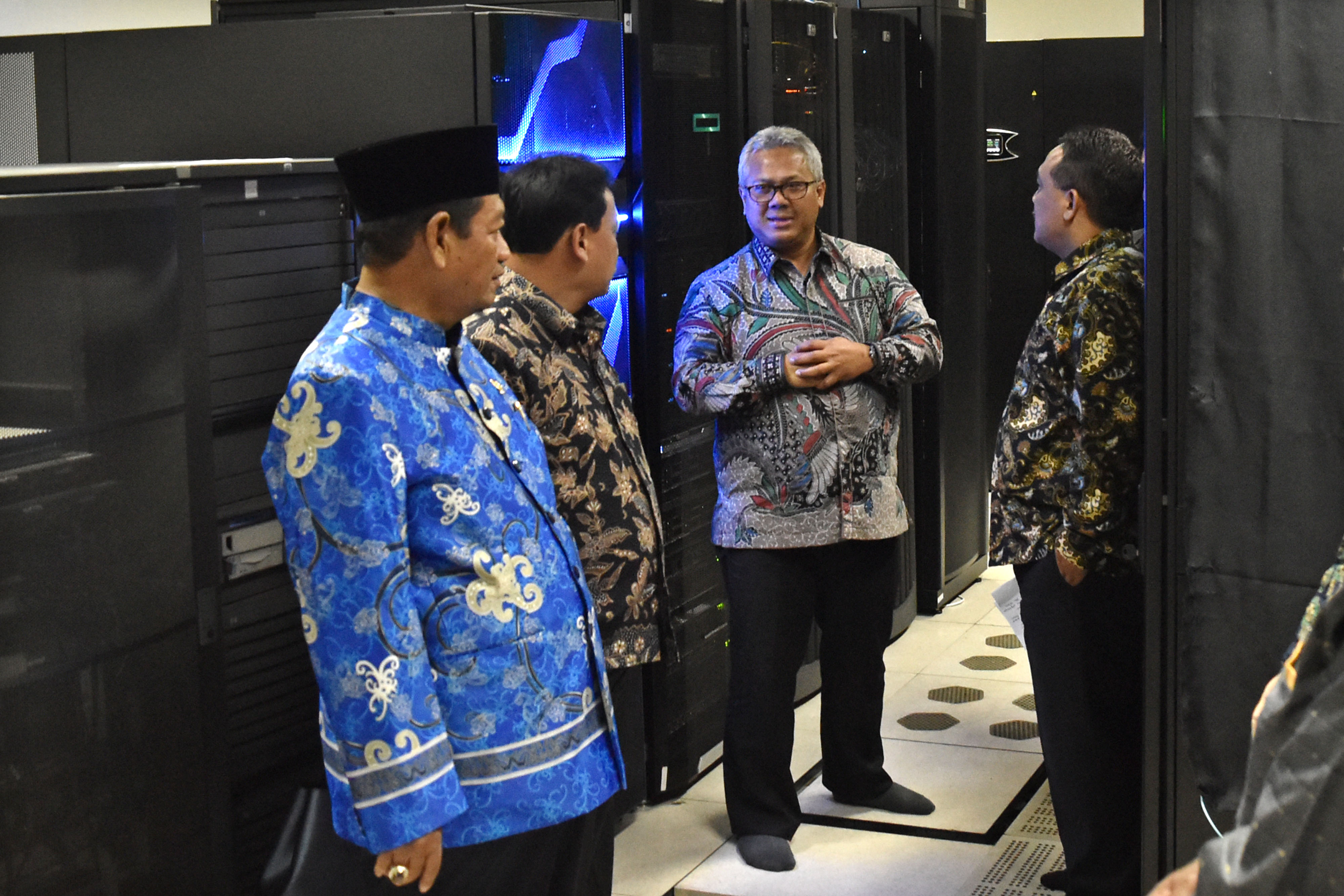 ketua KPU Arief Budiman bersama anggota DPD di ruangserver Situng KPU