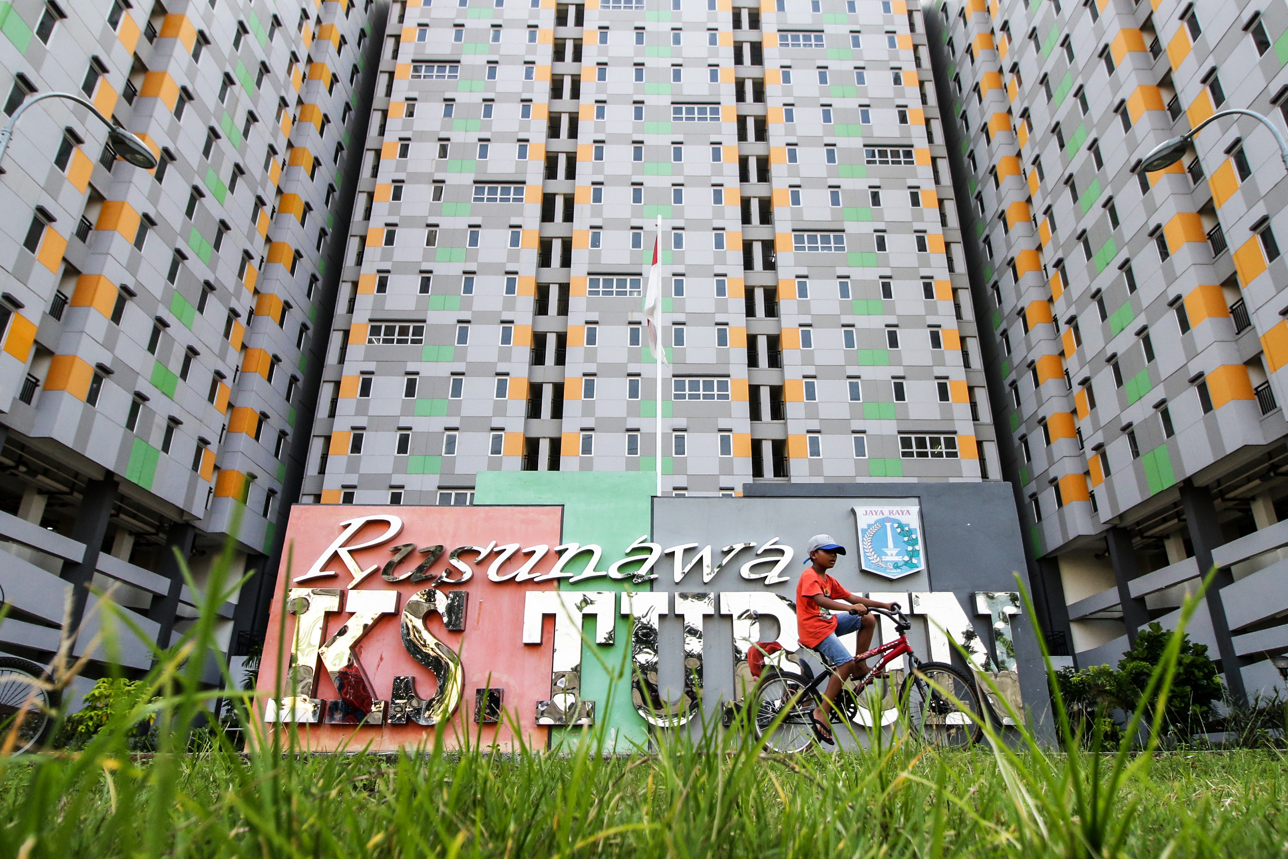 Seorang anak bermain di halaman Rusunawa KS Tubun, Jakarta.