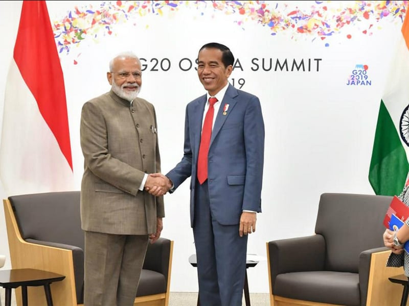 Presiden Joko Widodo (kanan) berjabat tangan dengan PM India Narendra Modi