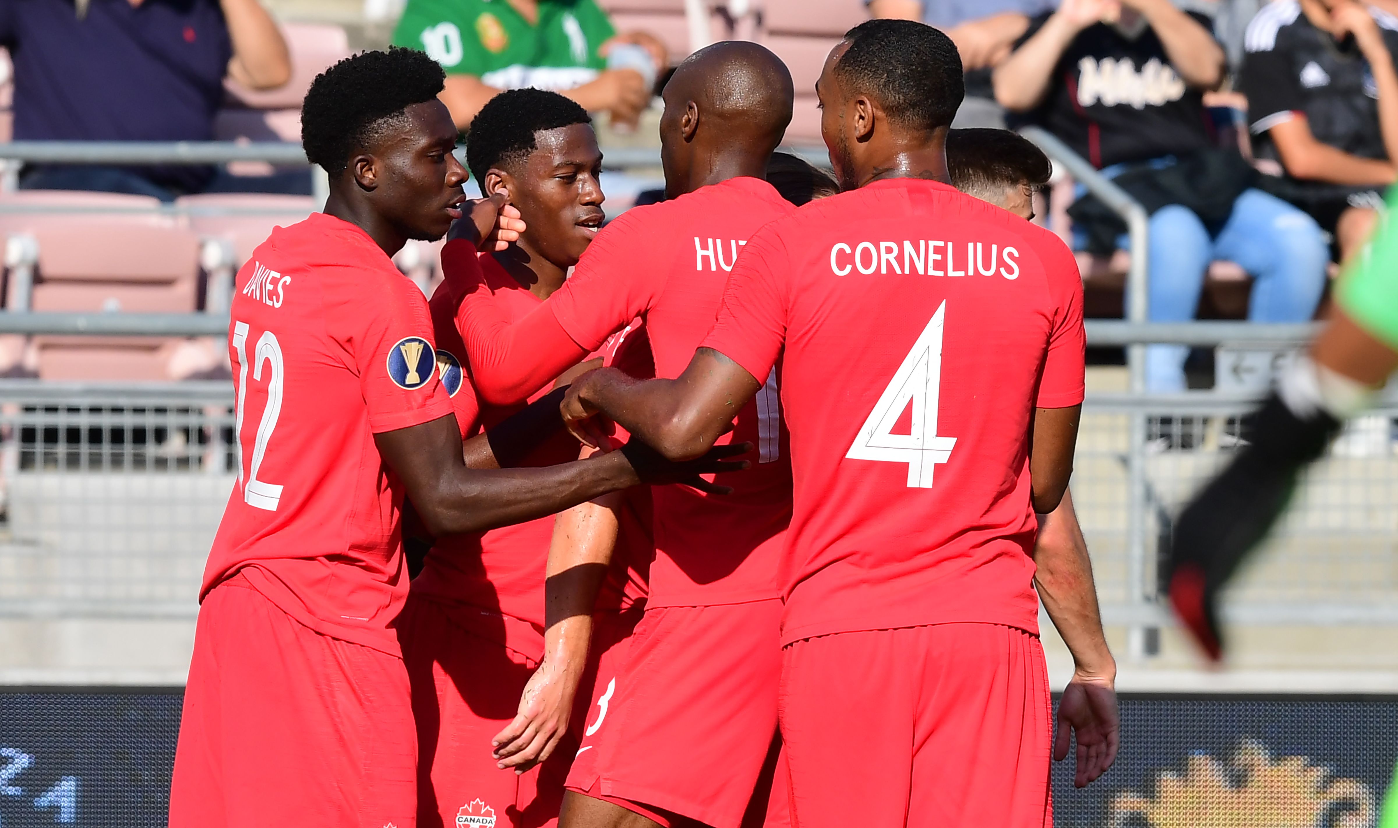 Para pemain Kanada merayakan gol mereka ke gawang Martinique