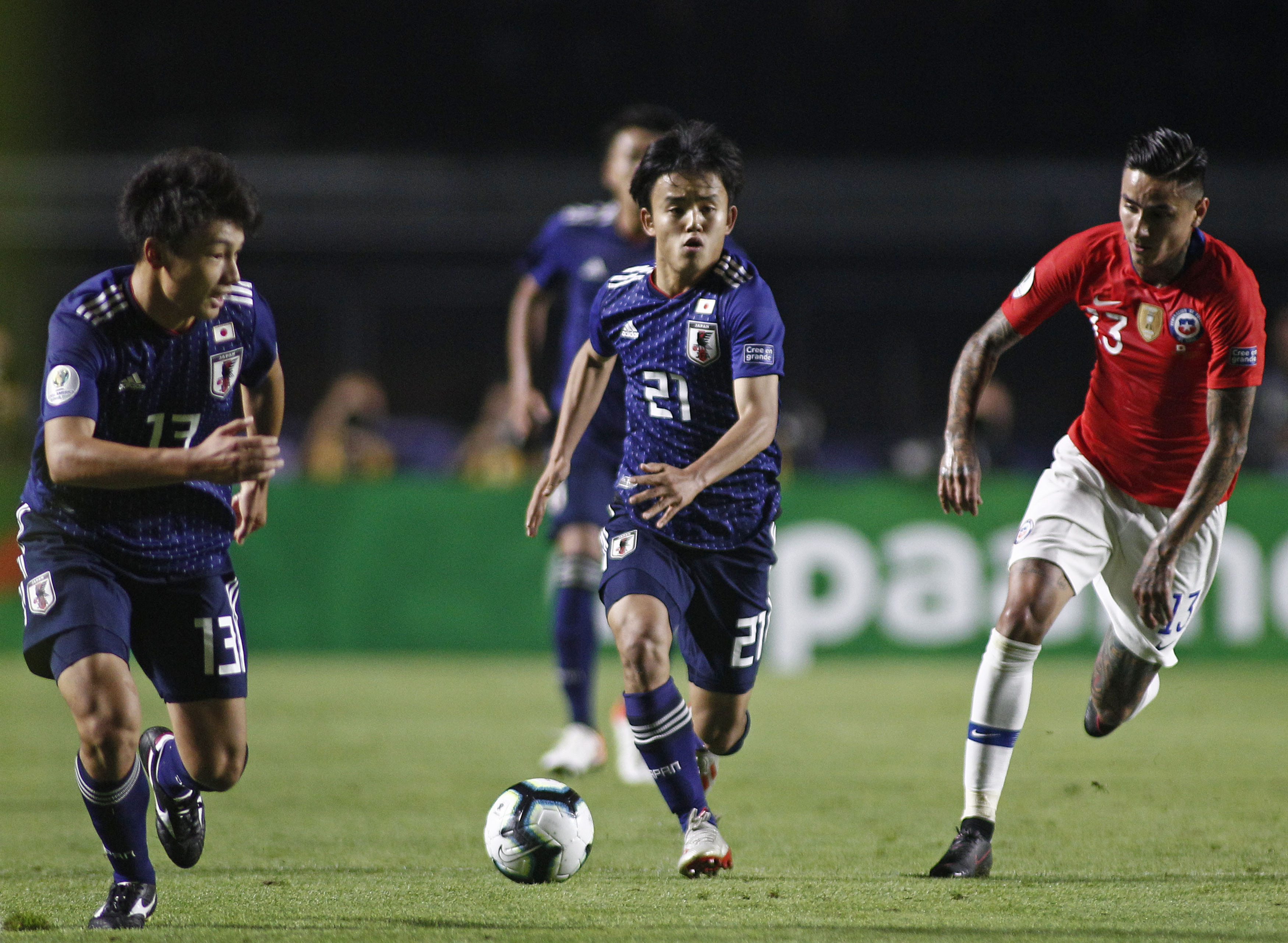 Takefusa Kubo (tengah)