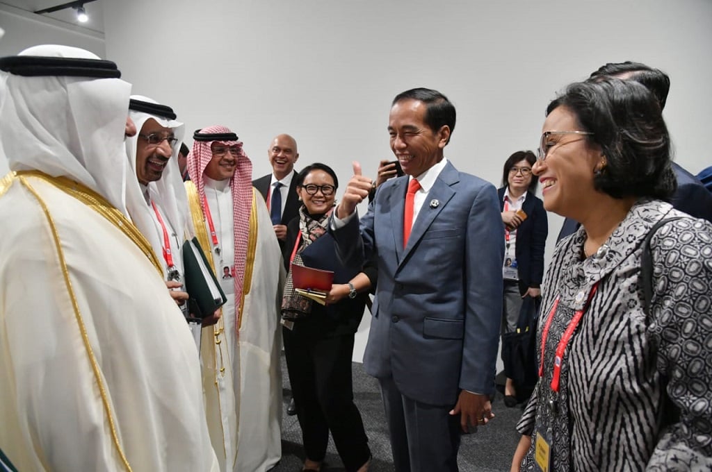 Presiden Joko Widodo (tengah) diapit Menlu Retno Marsudi (kiri) dan Menkeu Sri Mulyani saat bertemu perwakilan Arab Saudi di KTT G-20