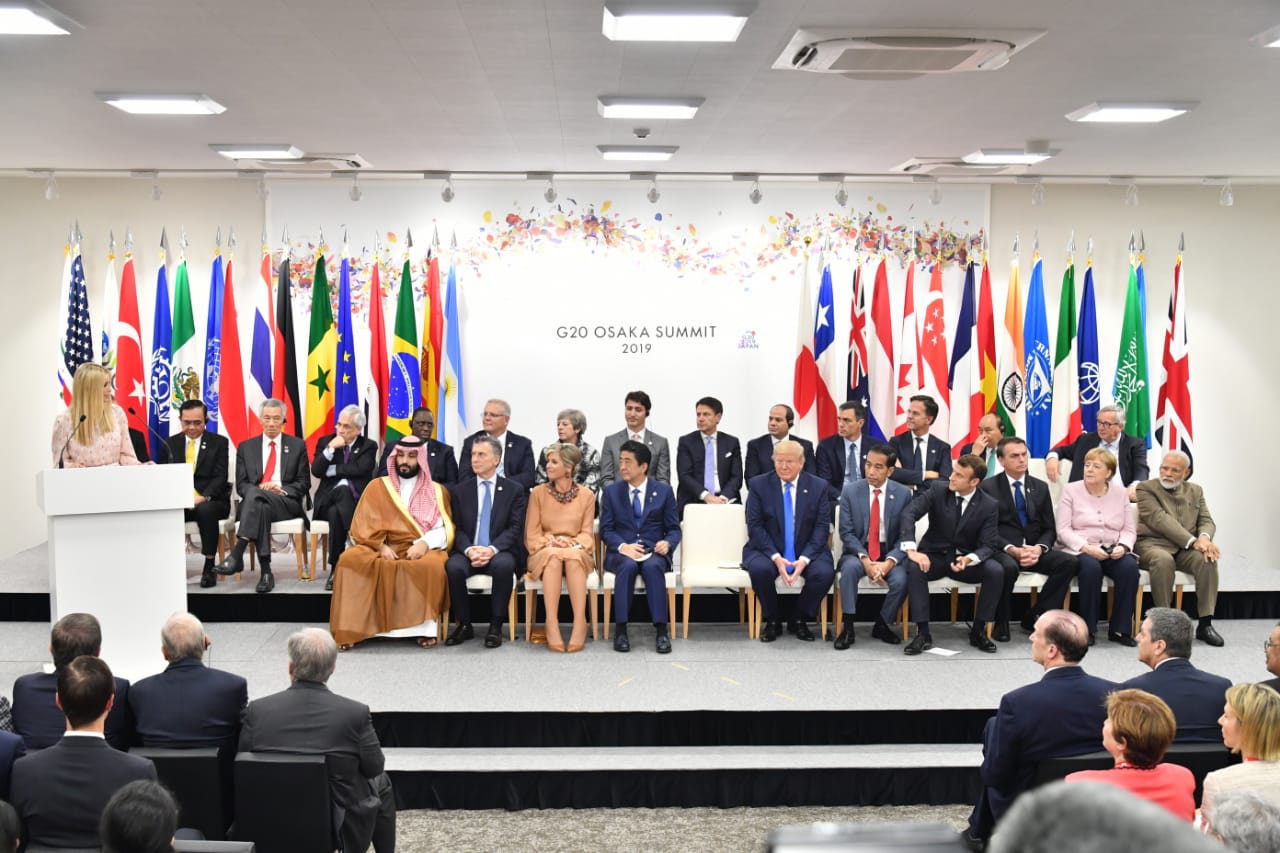 Presiden Joko Widodo (depan, kelima dari kanan) mengikuti sesi leaders’ side-event tentang pemberdayaan perempuan.