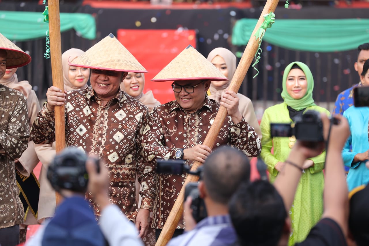 Bupati Musi Banyuasin (Muba), Sumatra Selatan, Dodi Reza Alex Noerdin (tengah)