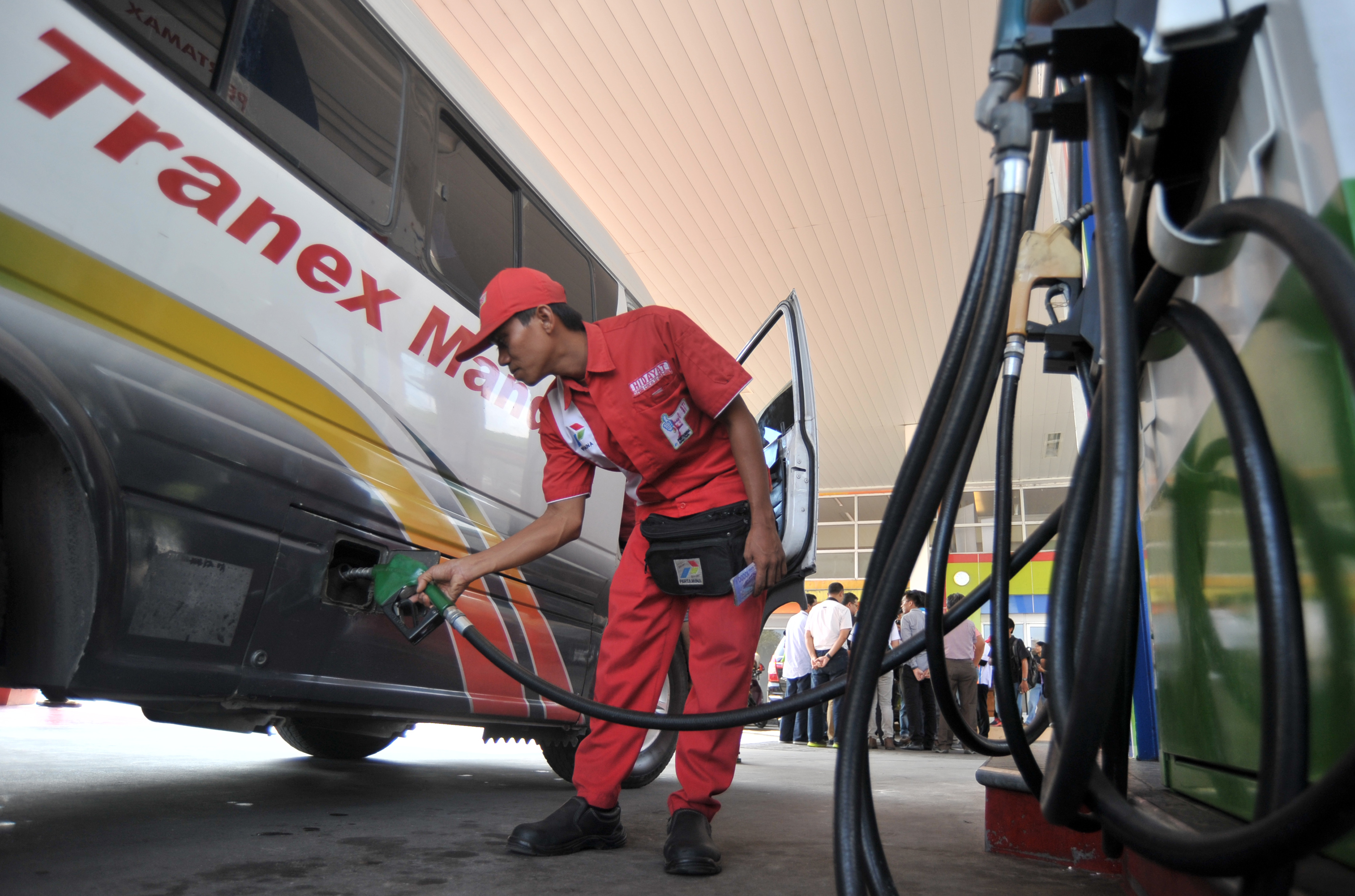 Petugas mengisikan Bahan Bakar Minyak (BBM) kendaraan, di SPBU Coco Ulakkarang, Padang
