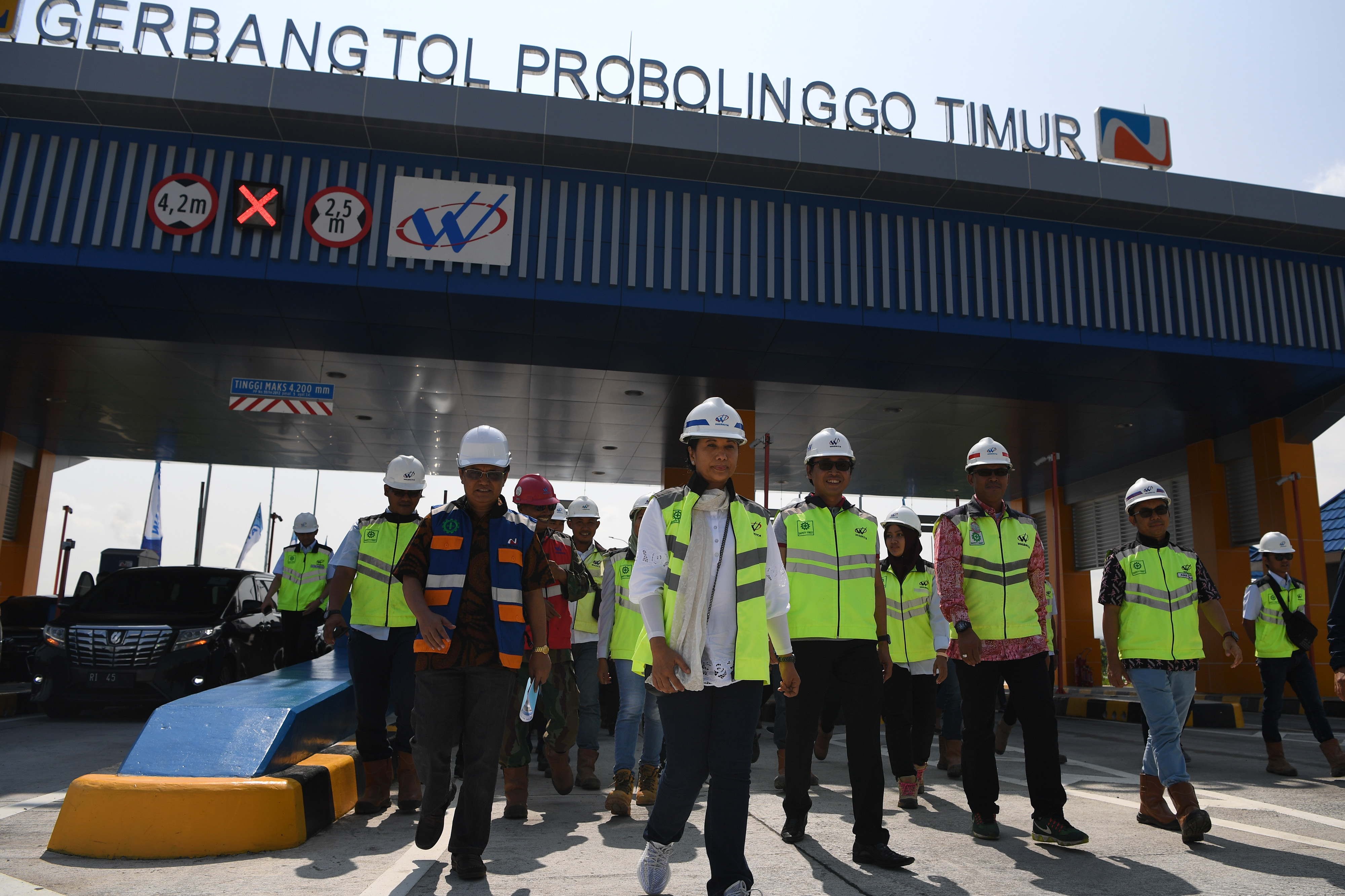 Menteri BUMN Rini Soemarno (tengah) meninjau Tol Pasuruan -Probolinggo di Probolinggo, Jawa Timur