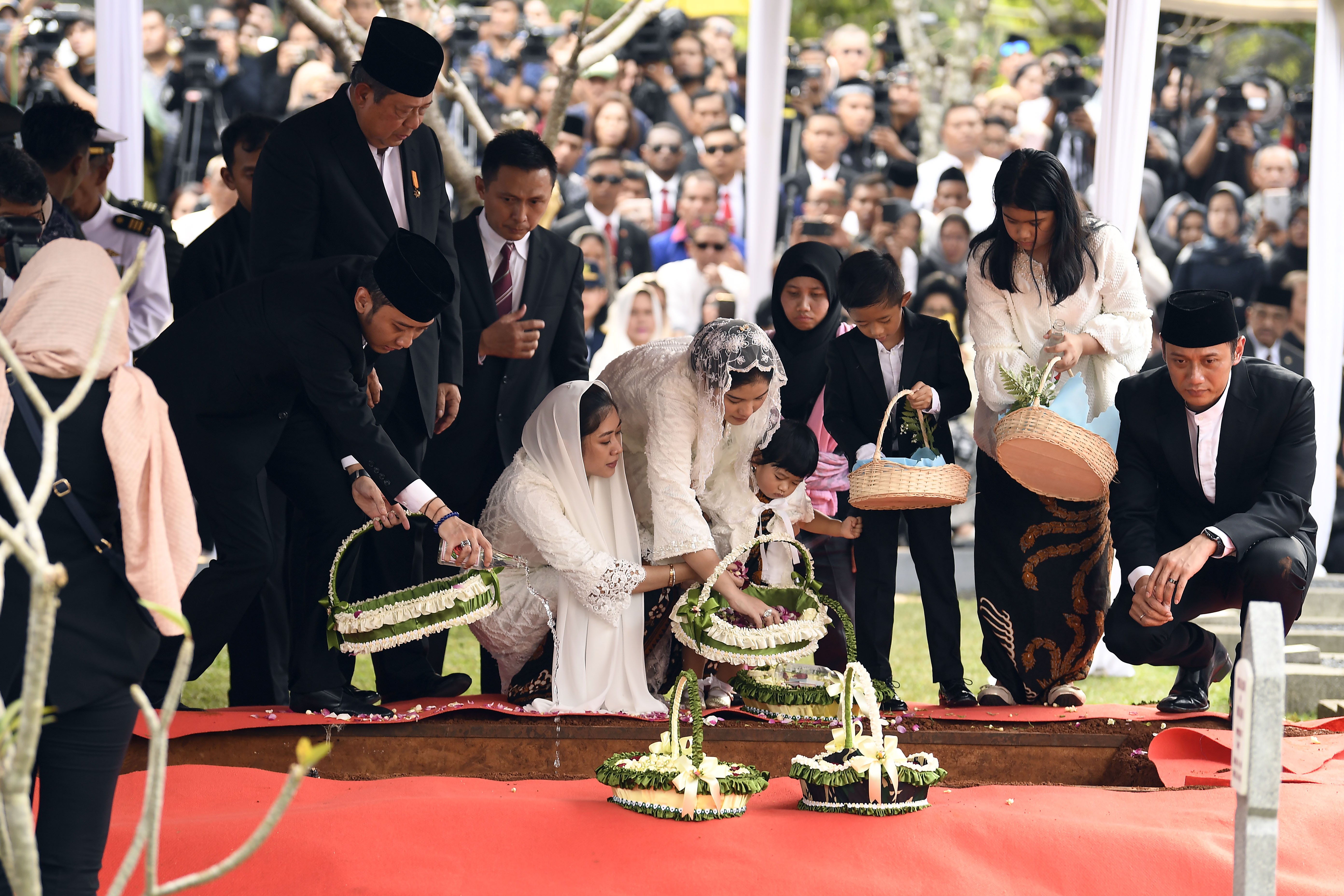 Agus Harimurti Yudhoyono (kanan) beserta keluarga melakukan tabur bunga di makam sang bunda Ani Yudhoyono.