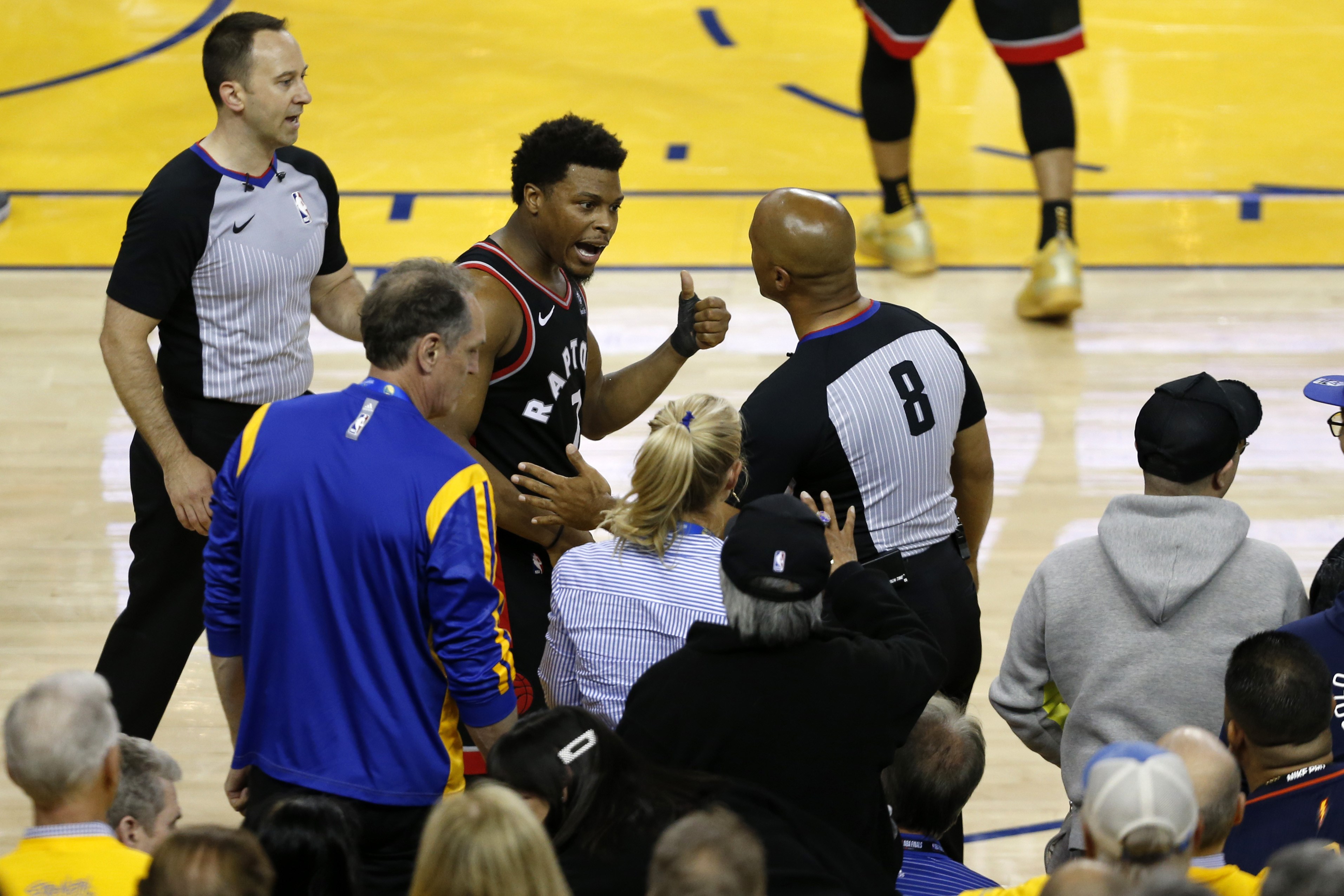 Kyle Lowry mengadu kepada wasit terkait insiden yang dialaminya dengan pemilik saham Warriors
