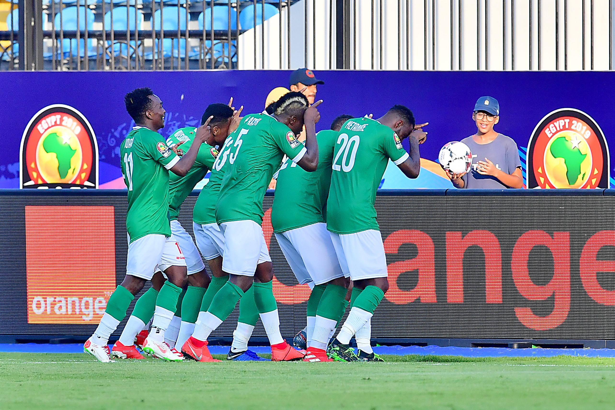 Para pemain Madagaskar merayakan gol mereka ke gawang Burundi