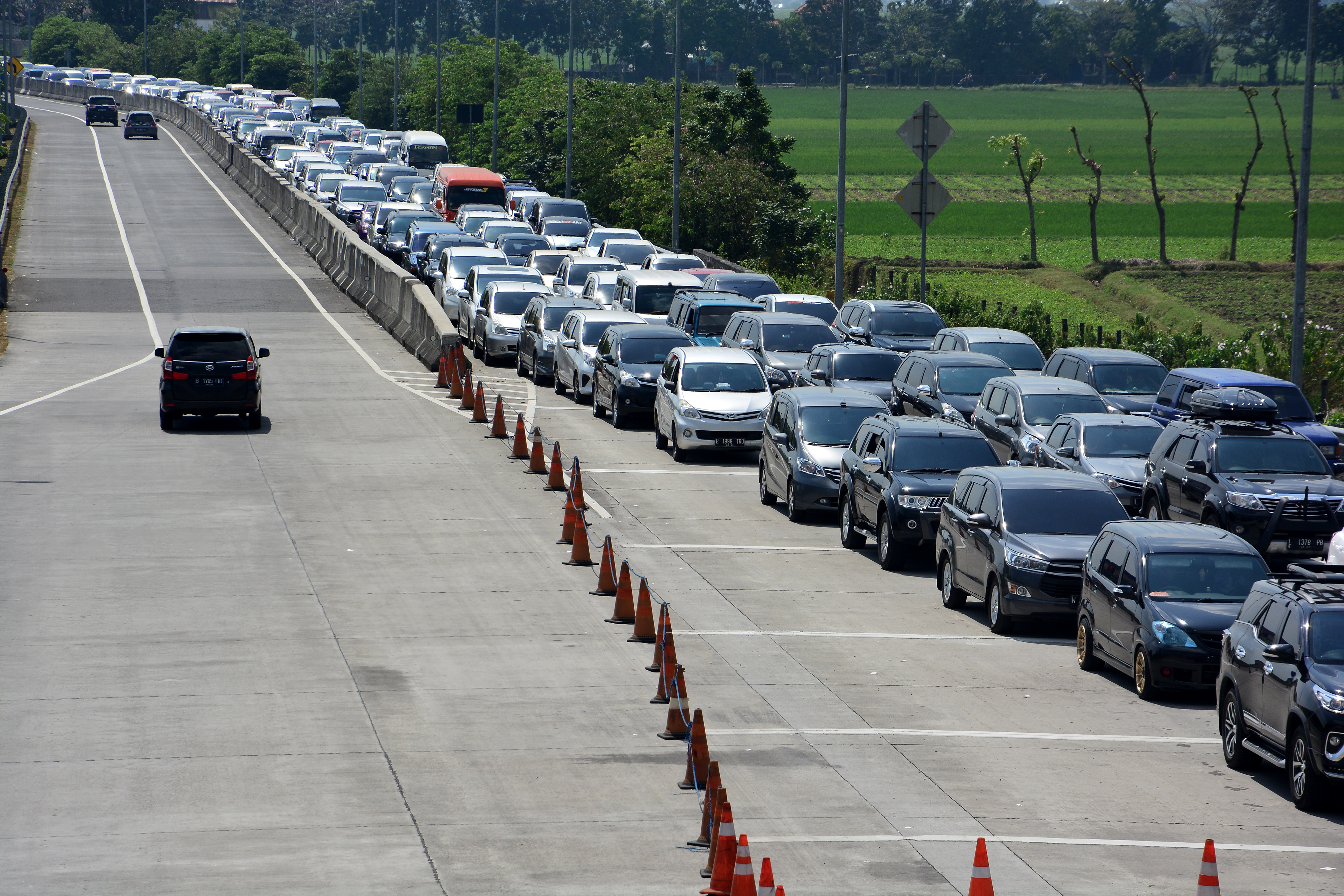 Kendaraan antre saat keluar di Exit Tol Jombang-Mojokerto (Jomo) Bandar Kedungmulyo, Jombang, Jawa Timur, Kamis (6/6/2019). 