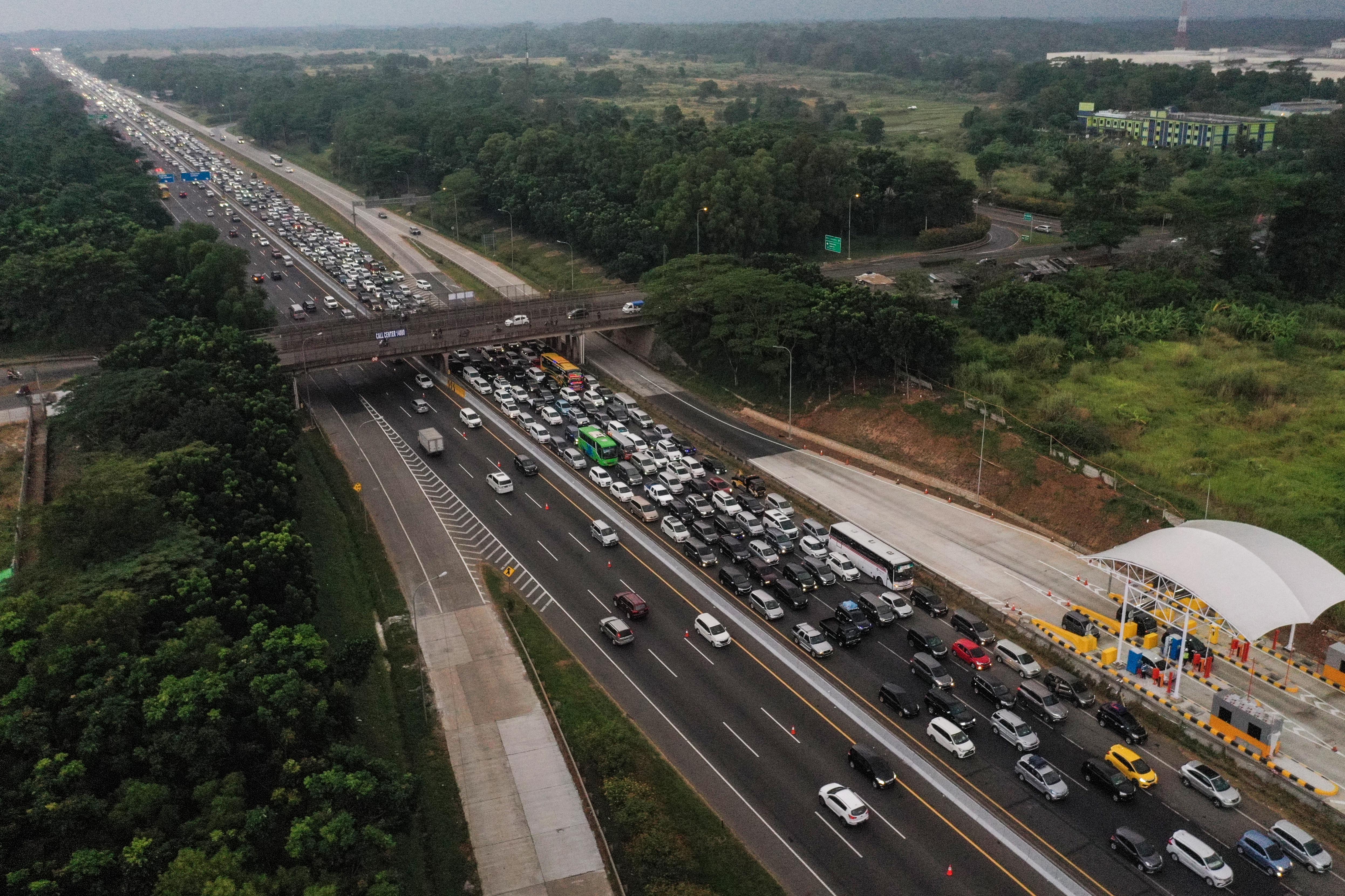 Kendaraan pemudik terjebak macet di Tol Cikampek, Jawa Barat, Jumat (7/6).