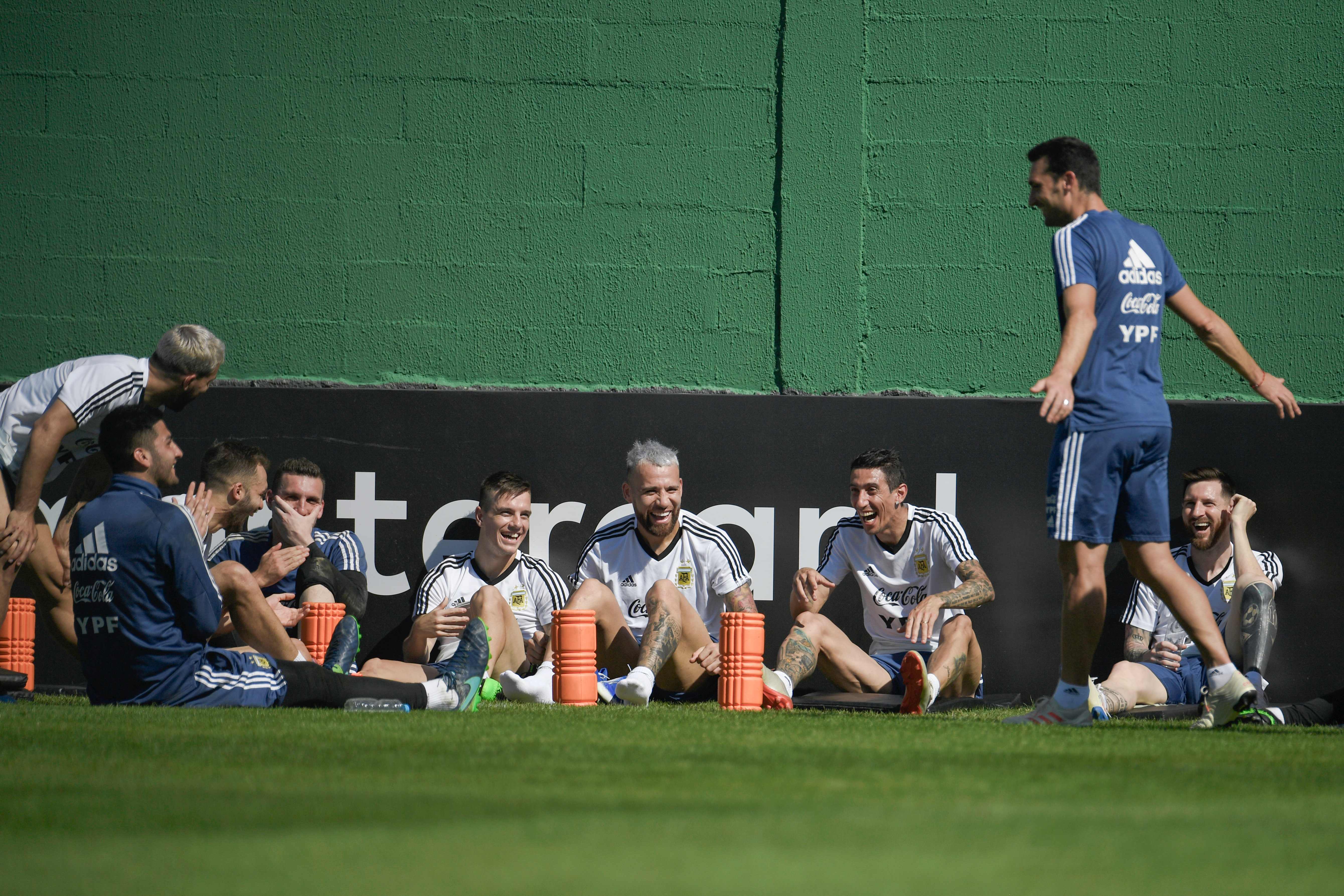 Pelatih Argentina Lionel Scaloni dan para pemain Argentina tertawa selama sesi pelatihan di Rio de Janeiro, 
