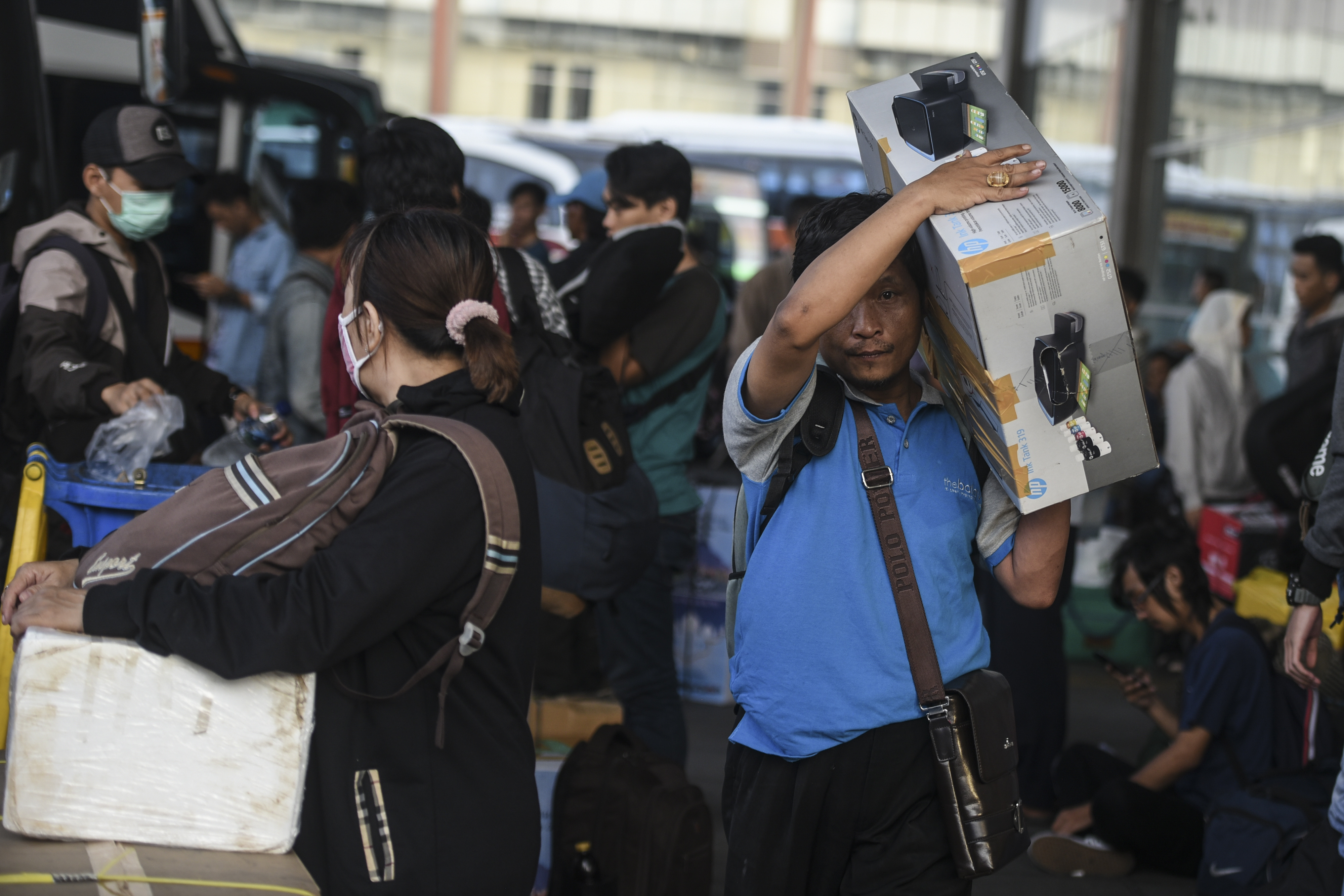  Calon pemudik menunggu bus di Terminal Pulo Gebang, Jakarta