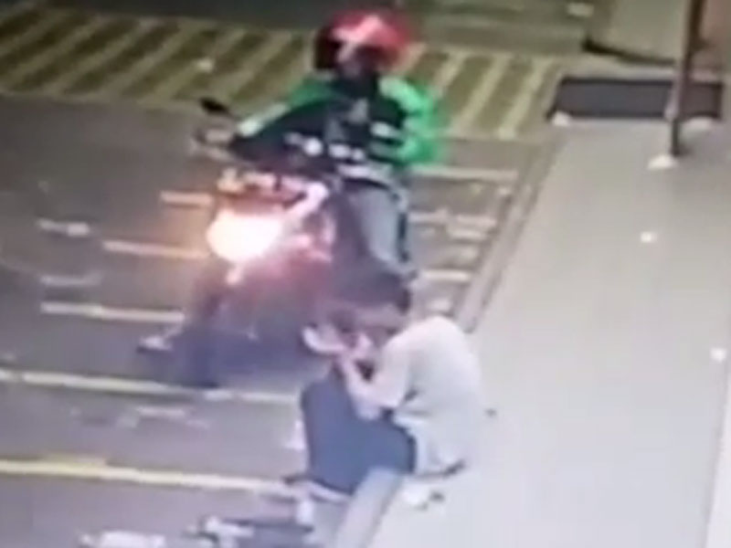 Seorang ojek online nyambi jadi jambret dan mengambil ponsel milik seorang pria.