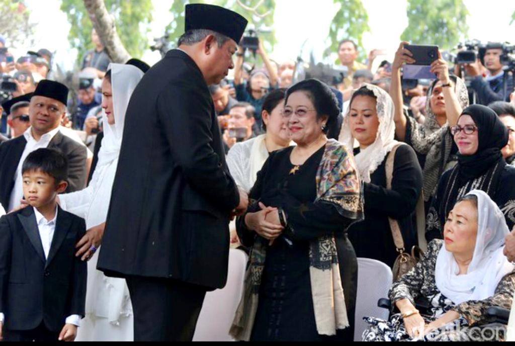 Presiden Indonesia kelima Megawati Soekarnoputri dan juga Presiden Indonesia keenam Soesilo Bambang Yudhoyono.